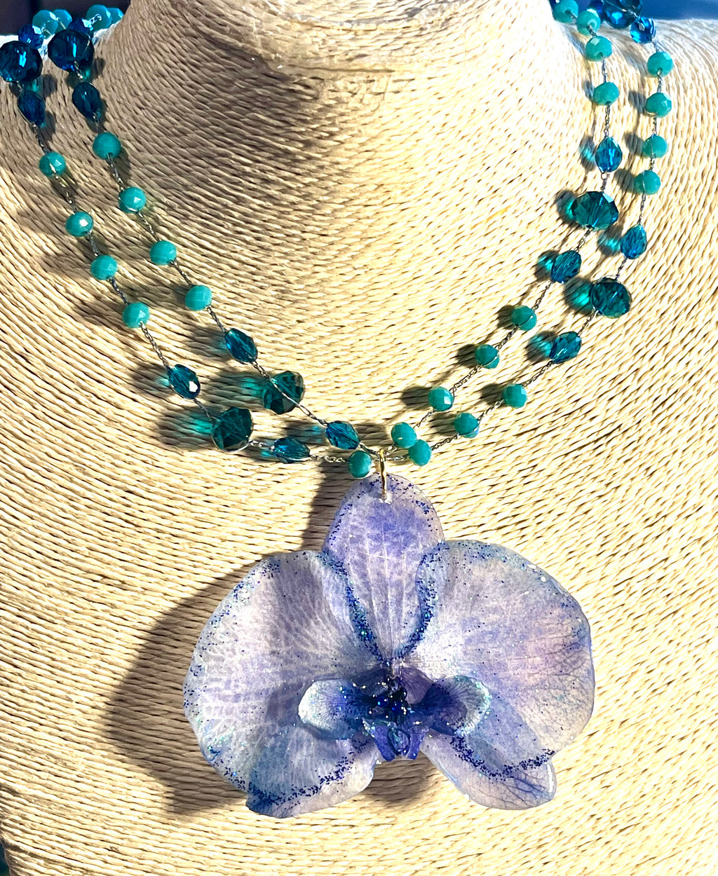 Collier Orchidée Bleue – Bijou floral artisanal