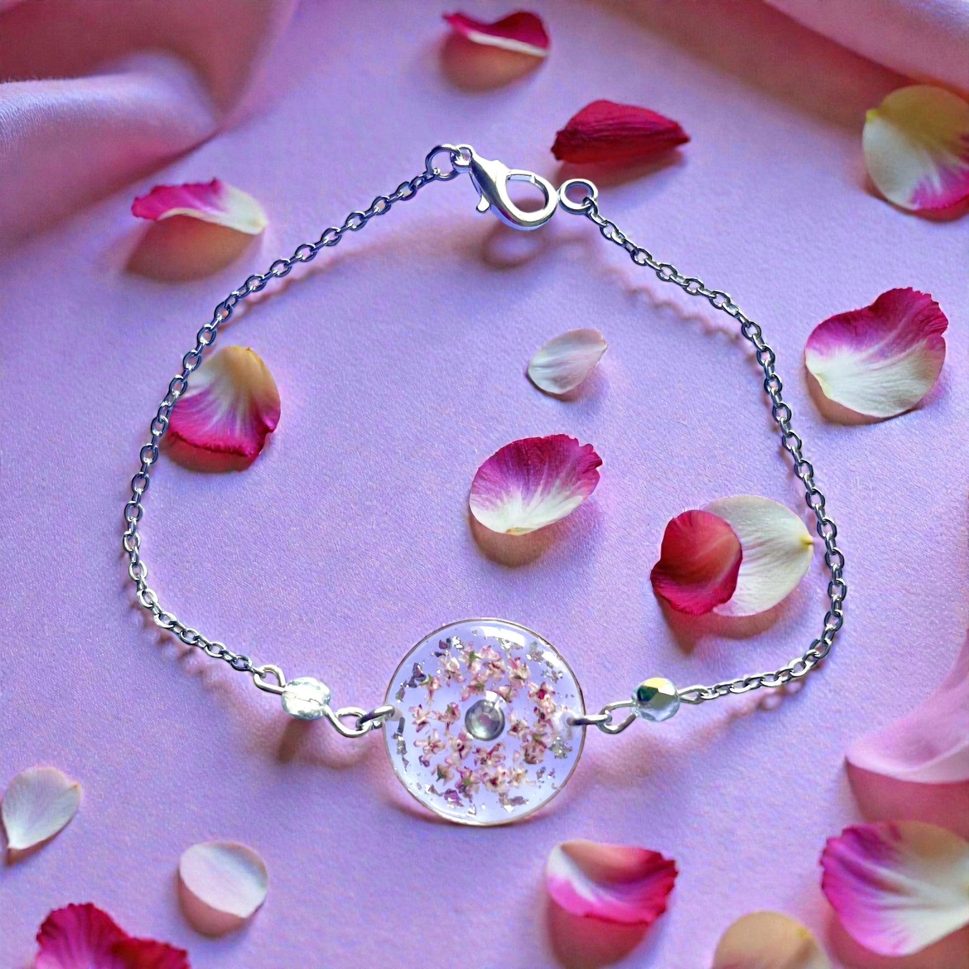 Bracelet fleurs de Tamaris & perles de verre - Aux fleurs de Chloé Bracelet fleurs de Tamaris & perles de verre Bracelet Bracelet