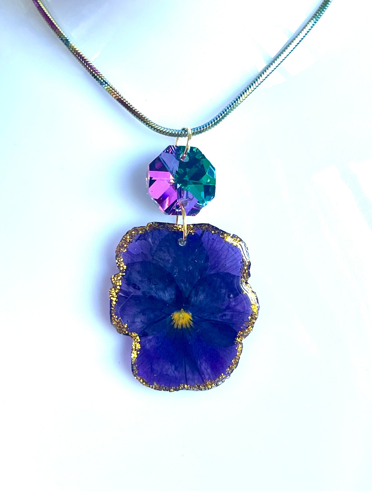 🌸 Collier Fleur Élégance – Pensée Violette & Cristal Irisé