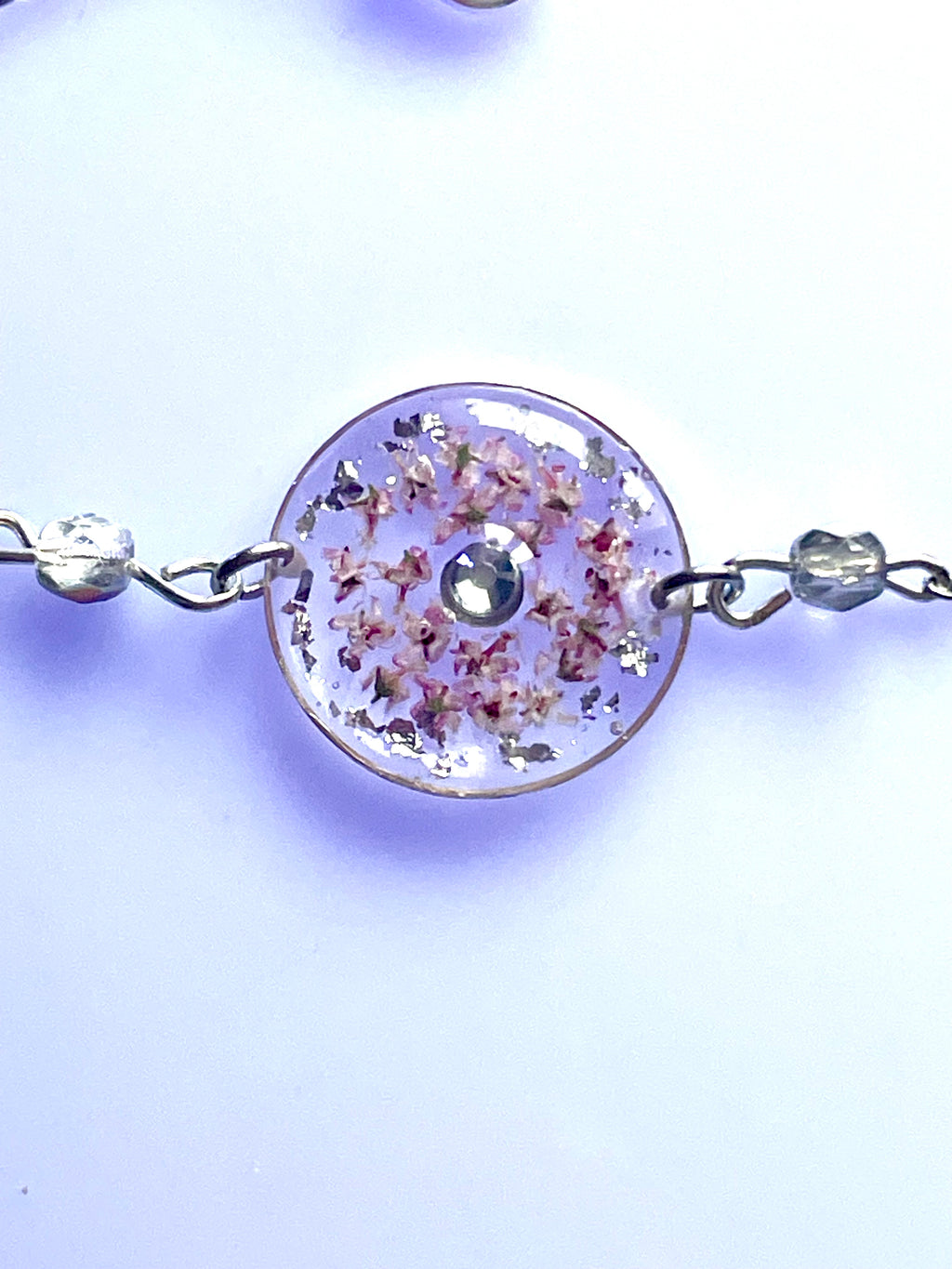 Bracelet fleurs de Tamaris & perles de verre - Aux fleurs de Chloé Bracelet fleurs de Tamaris & perles de verre Bracelet Bracelet