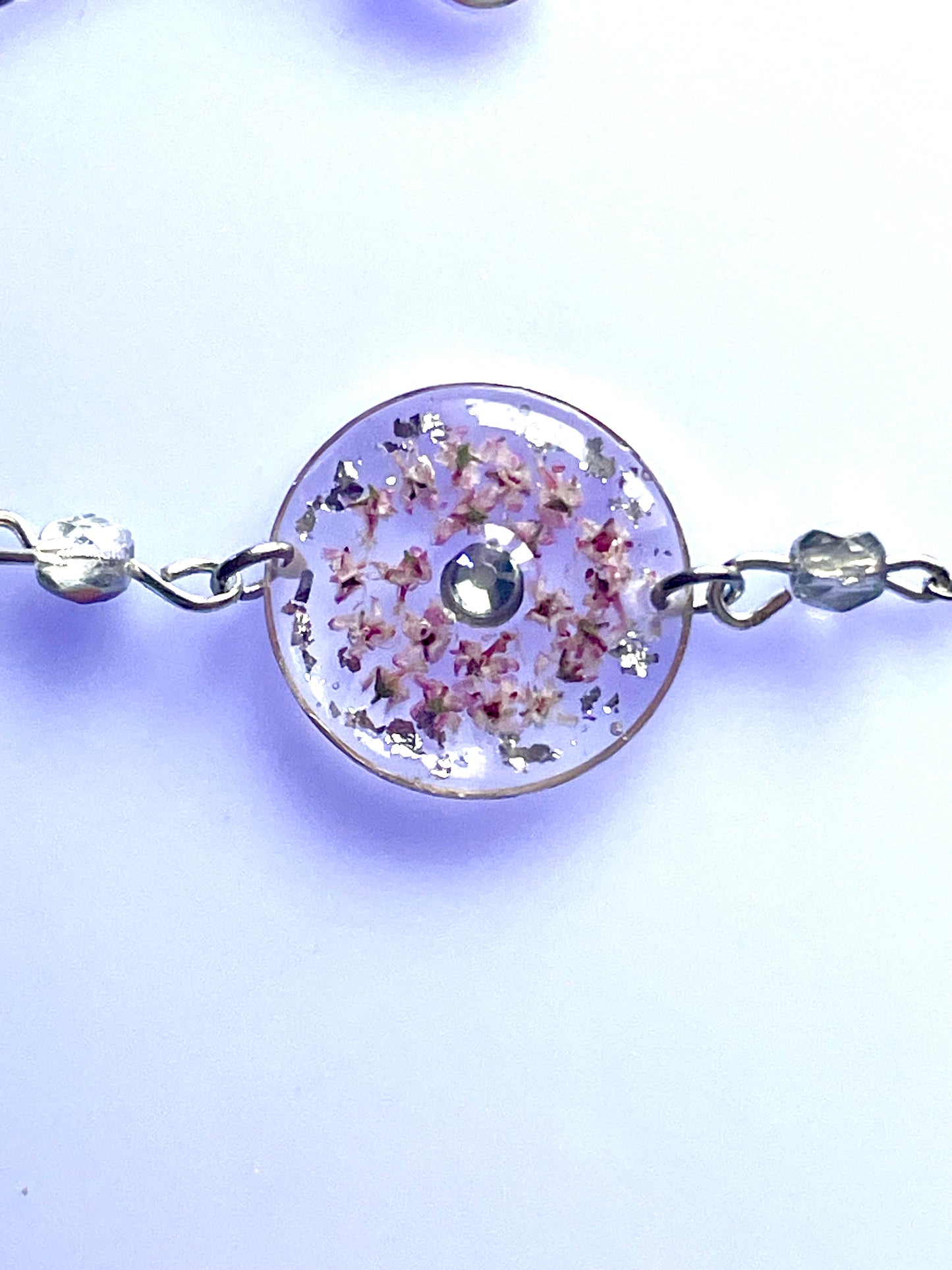 Bracelet fleurs de Tamaris & perles de verre - Aux fleurs de Chloé Bracelet fleurs de Tamaris & perles de verre Bracelet Bracelet