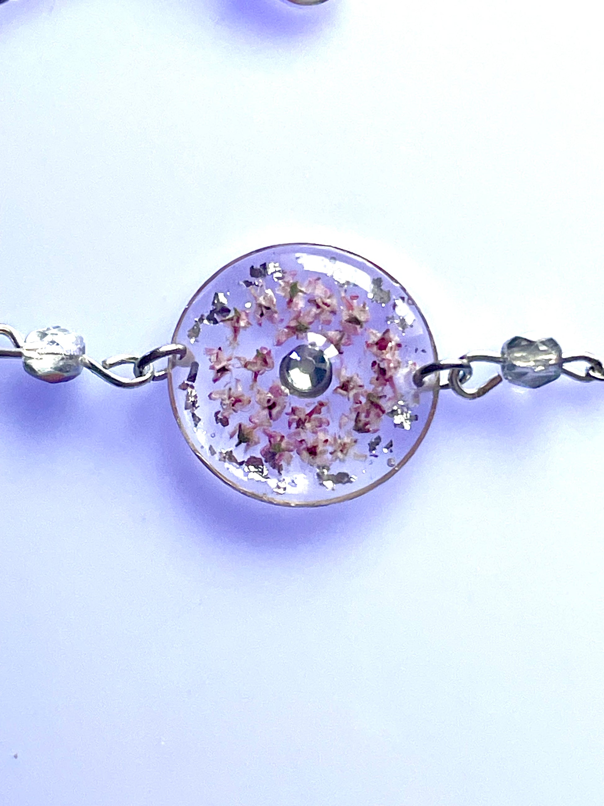 Bracelet fleurs de Tamaris & perles de verre - Aux fleurs de Chloé Bracelet fleurs de Tamaris & perles de verre Bracelet Bracelet