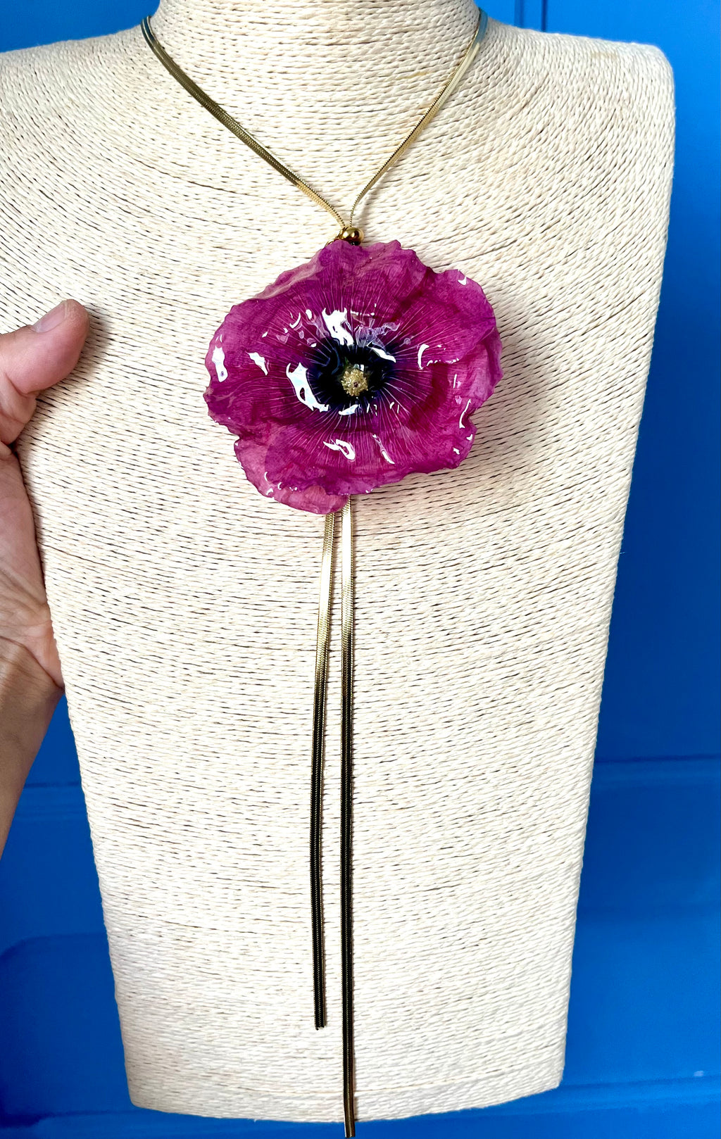 Collier « Rose Trémière Enchantée »

Un bijou floral unique, façonné avec une véritable rose trémière.