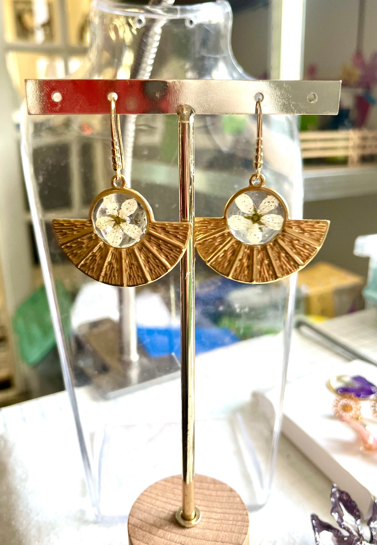 Boucles d’oreilles dorées fleurs de Spirée blanche