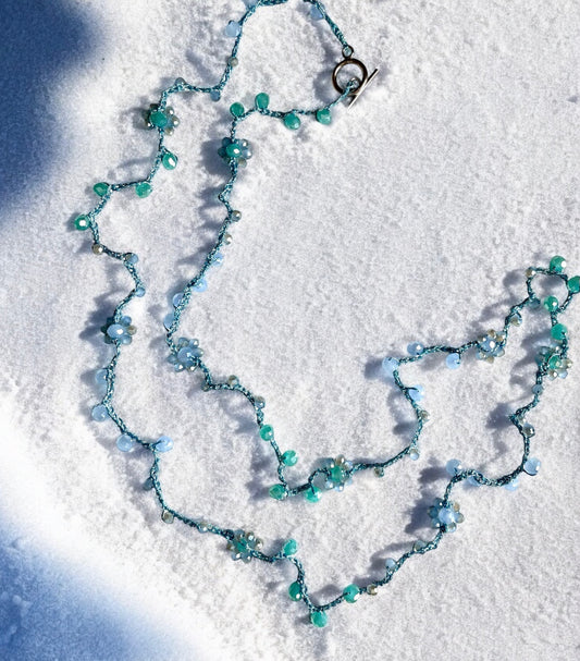 Collier sautoir fleurs en perles de verre bleues