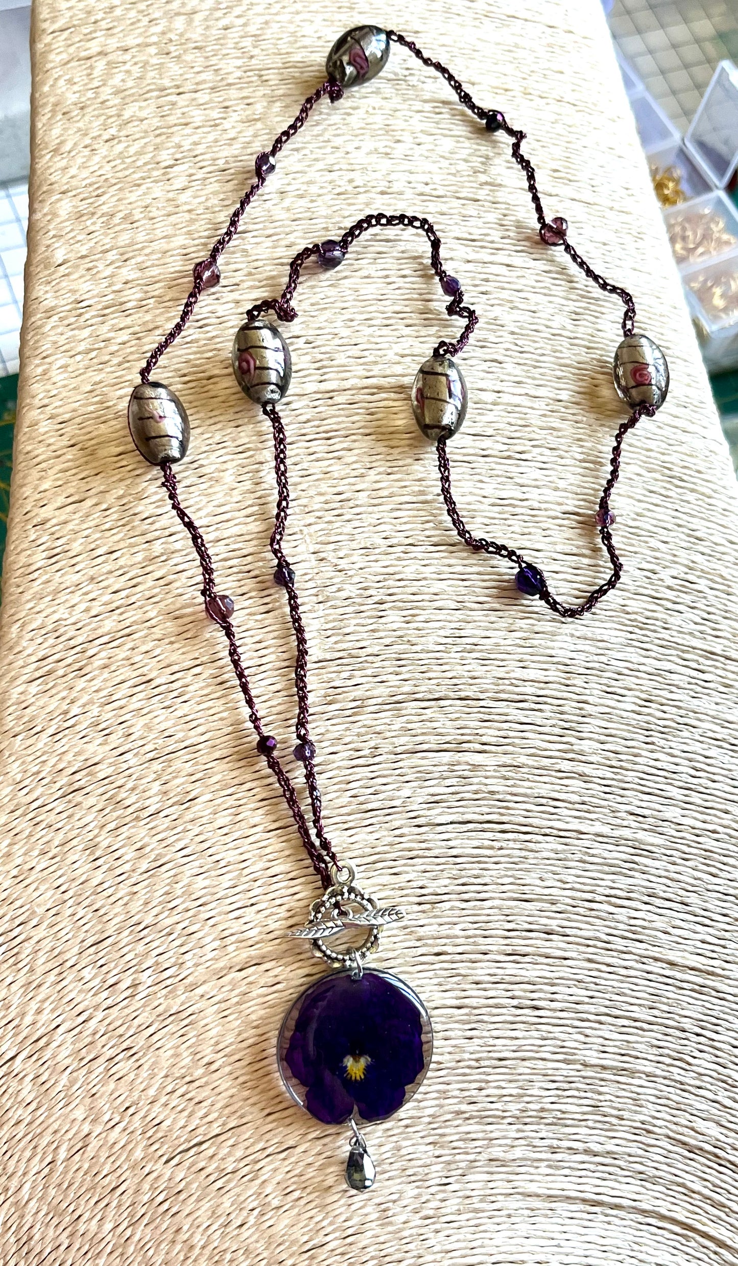 Collier pendentif Pensée violette encapsulée – Style bohème artisanal