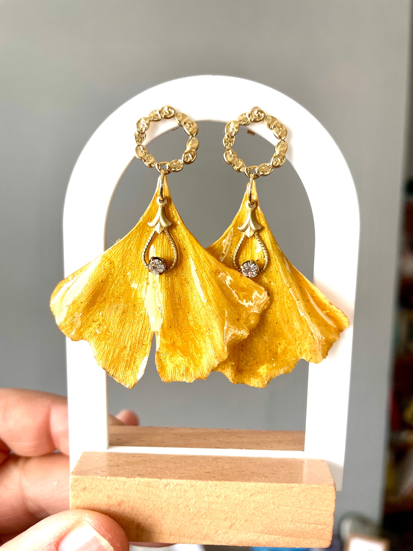 Boucles d’oreilles Feuilles de Ginkgo & petit zircon - Aux fleurs de Chloé Boucles d’oreilles Feuilles de Ginkgo & petit zircon Boucles d’oreilles Boucles d’oreilles