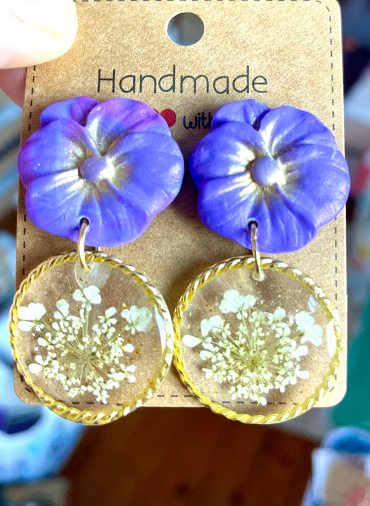 Boucles d’oreilles fleurs carotte sauvage & pensées argile polymère - Aux fleurs de Chloé Boucles d’oreilles fleurs carotte sauvage & pensées argile polymère Boucles d’oreilles Boucles d’oreilles