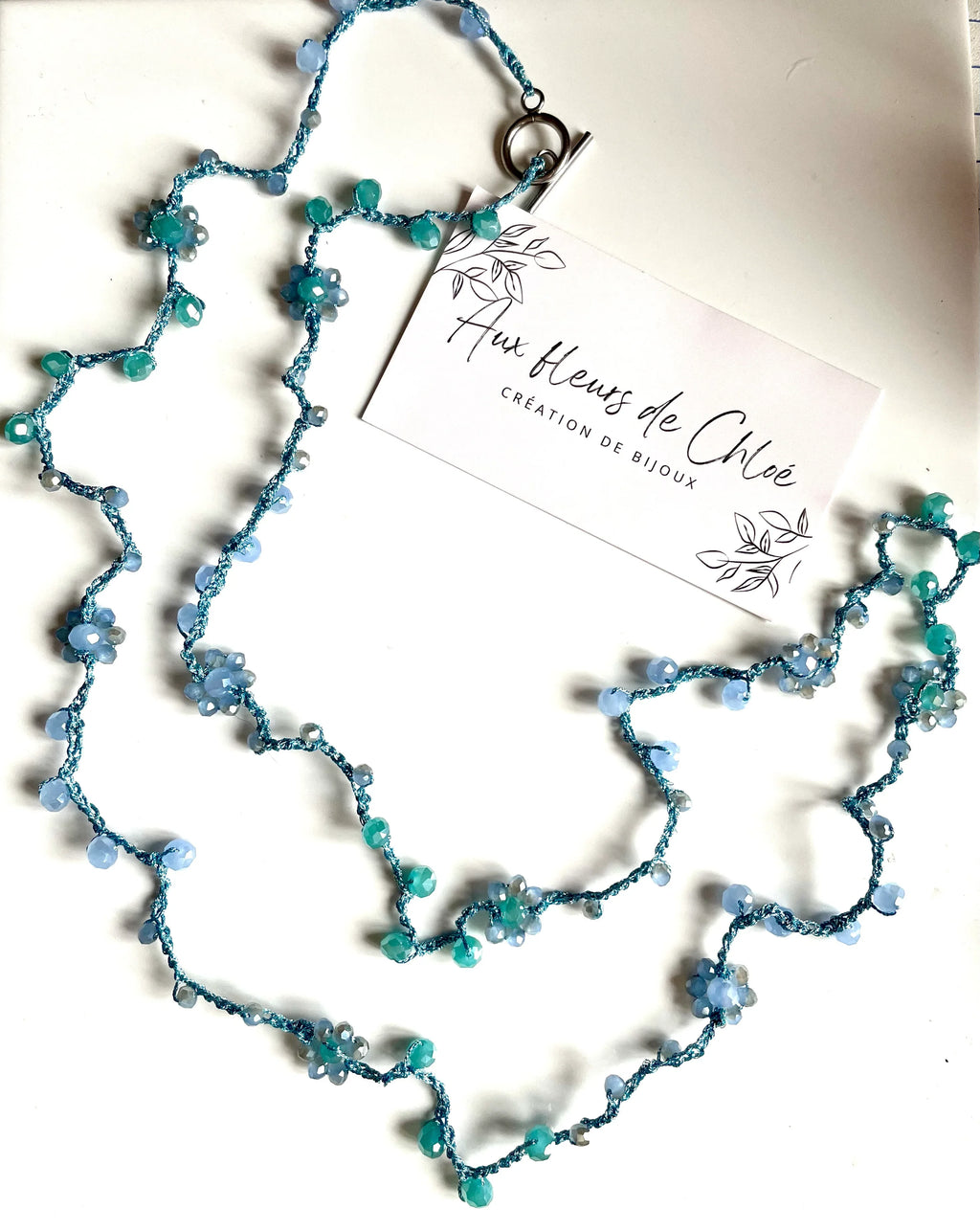 Collier sautoir fleurs en perles de verre bleues - Aux fleurs de Chloé Collier sautoir fleurs en perles de verre bleues Collier Collier
