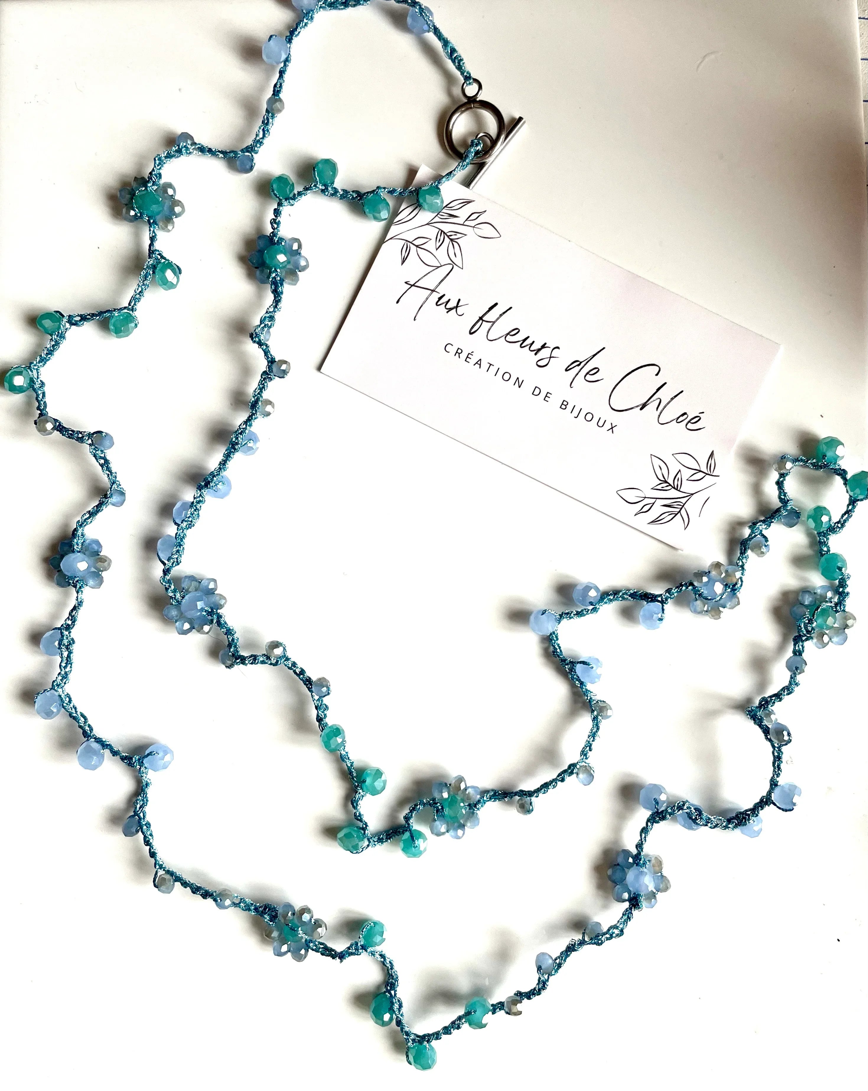 Collier sautoir fleurs en perles de verre bleues - Aux fleurs de Chloé Collier sautoir fleurs en perles de verre bleues Collier Collier