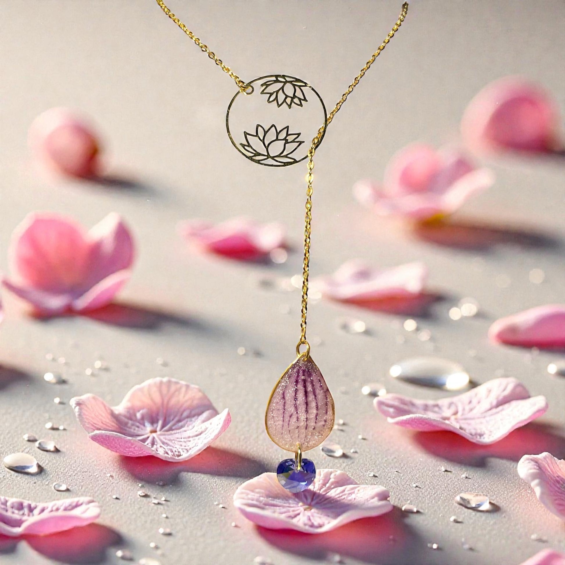 Collier ajustable larme pétale Orchidée , fleur de lotus - Aux fleurs de Chloé Collier ajustable larme pétale Orchidée , fleur de lotus Collier Collier