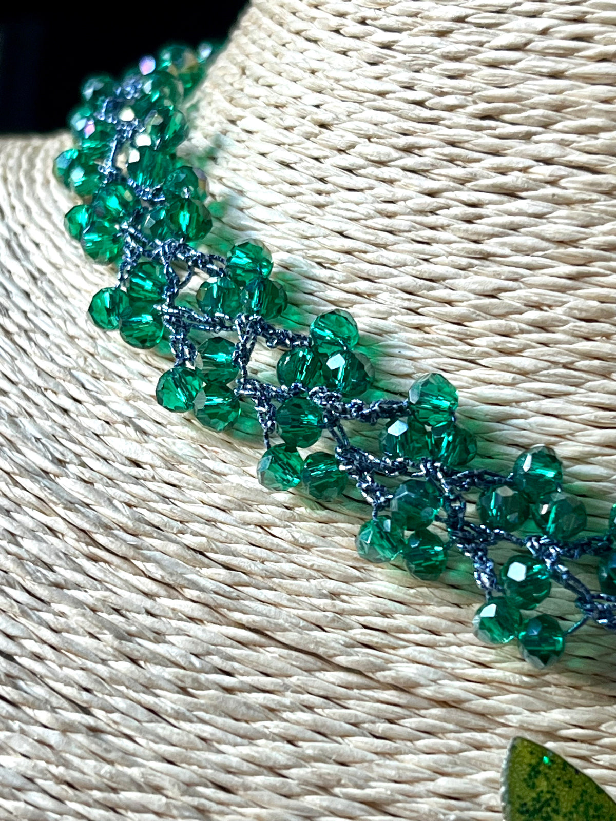 Collier Éclat de Lupin – Feuille de lupin & crochet perlé