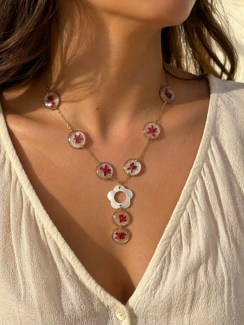 Elegant Flower Necklace – Gold chain & floral medallions
