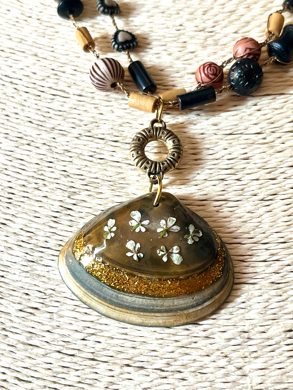 Collier « Trésor Marin » – Coquillage naturel & fleurs naturelles
