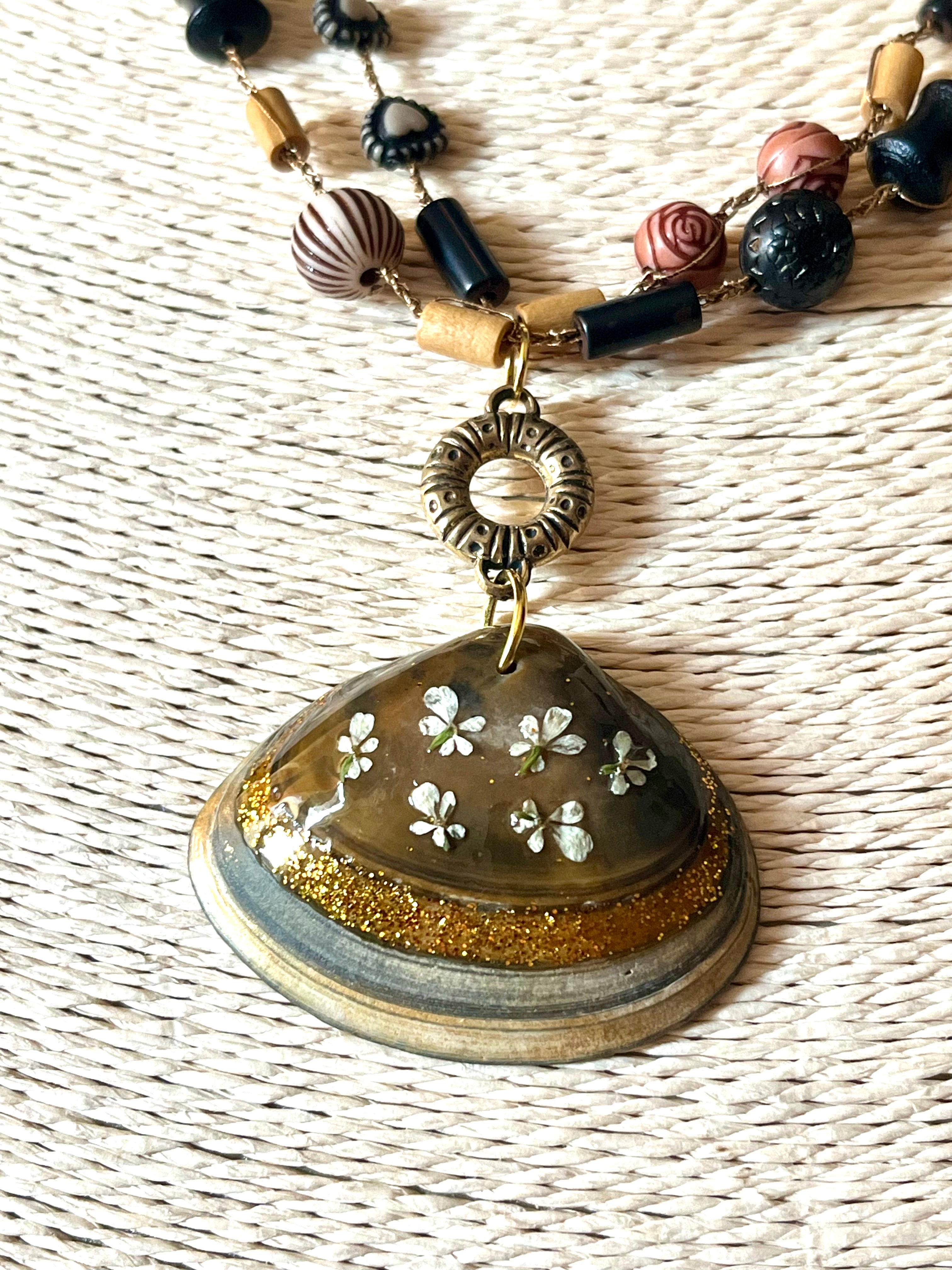 Collier « Trésor Marin » – Coquillage naturel & fleurs naturelles