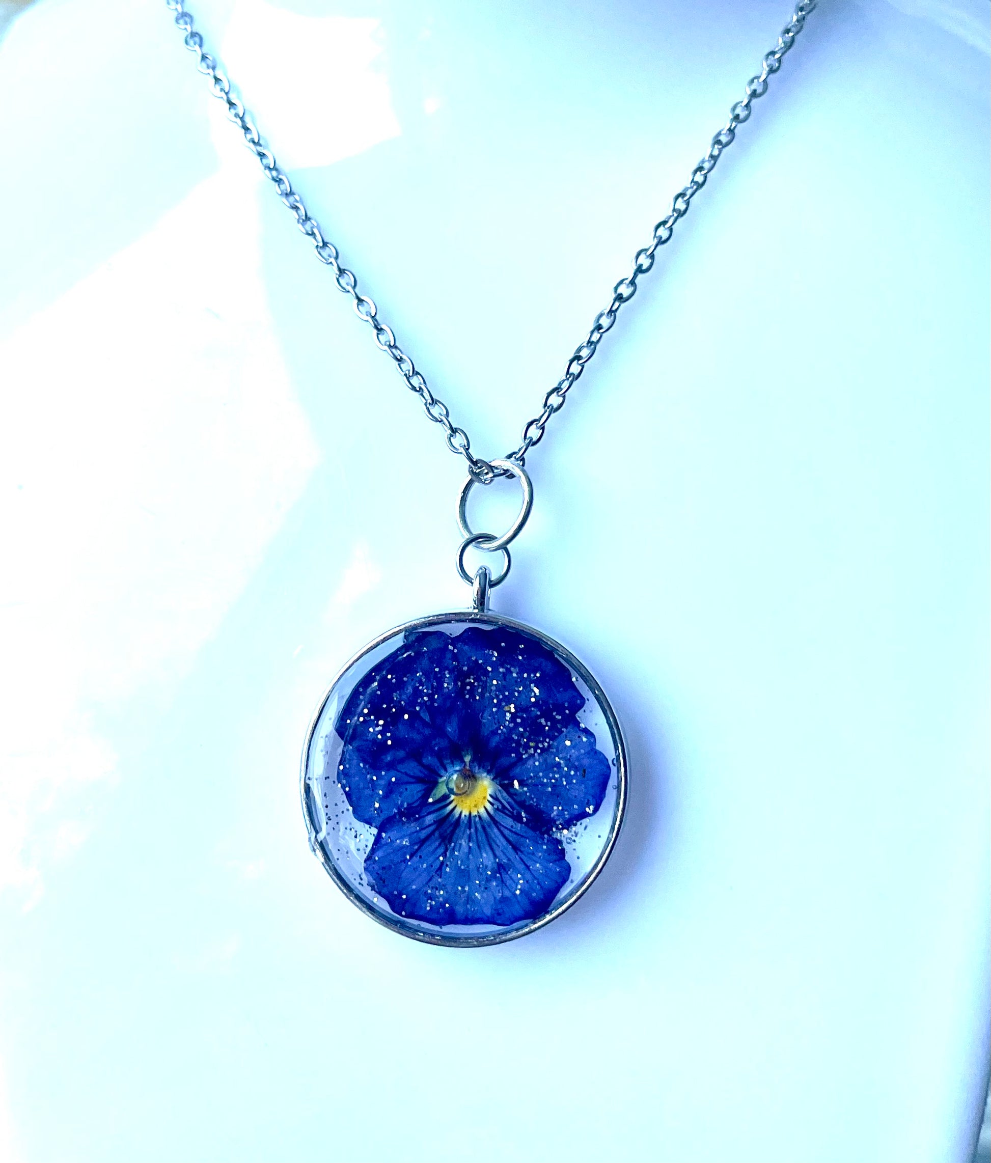 Collier médaillon argenté fleur de pensée - Aux fleurs de Chloé Collier médaillon argenté fleur de pensée Collier Collier