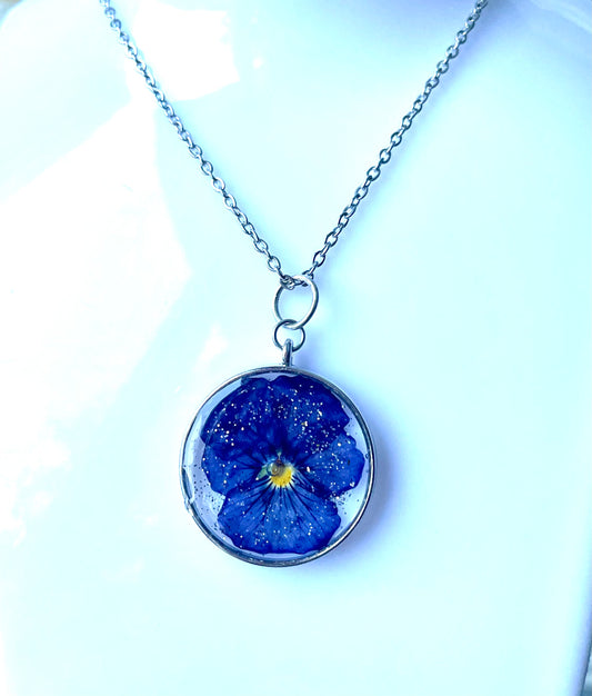 Collier médaillon argenté fleur de pensée - Aux fleurs de Chloé Collier médaillon argenté fleur de pensée Collier Collier