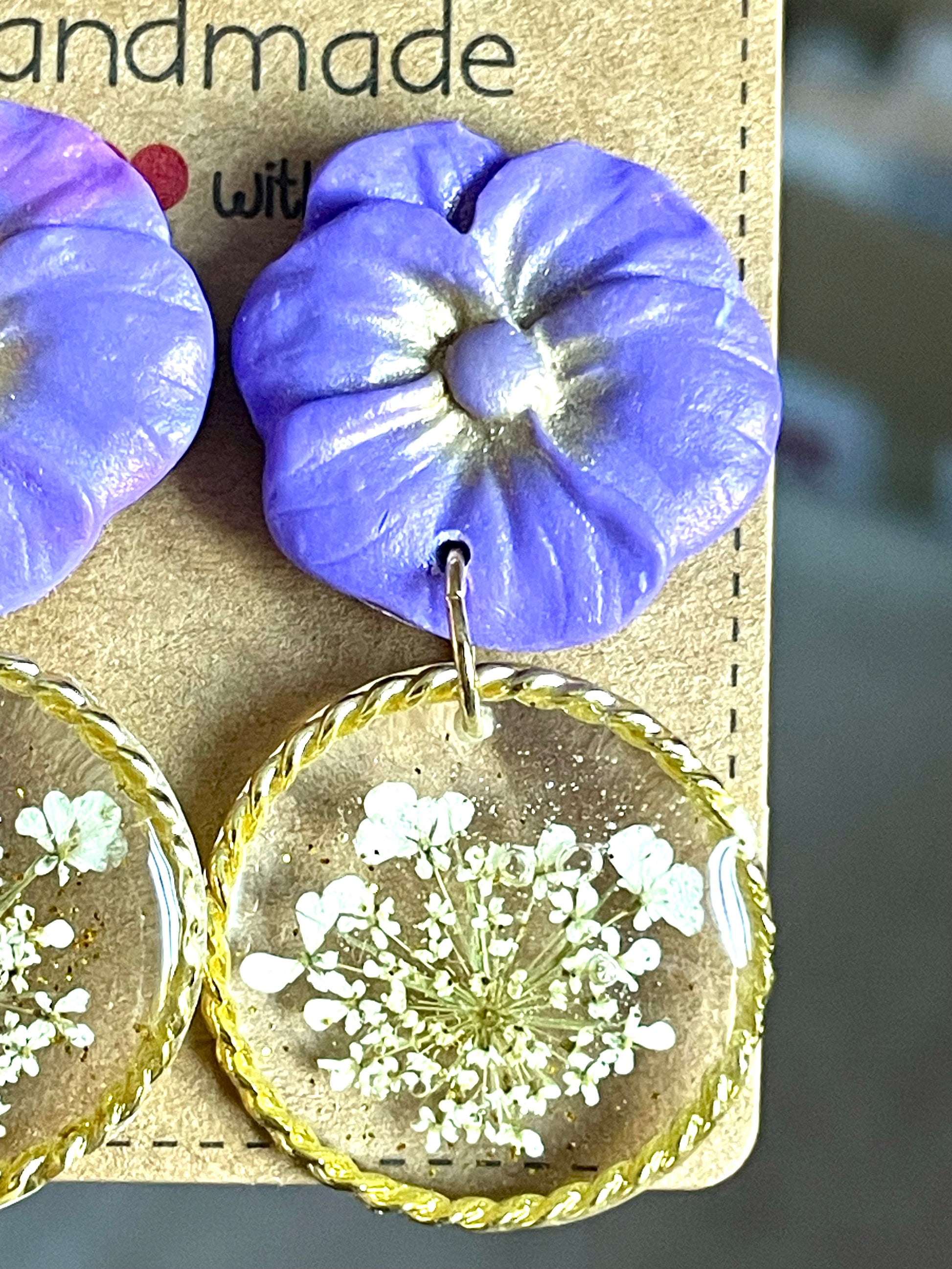 Boucles d’oreilles fleurs carotte sauvage & pensées argile polymère - Aux fleurs de Chloé Boucles d’oreilles fleurs carotte sauvage & pensées argile polymère Boucles d’oreilles Boucles d’oreilles