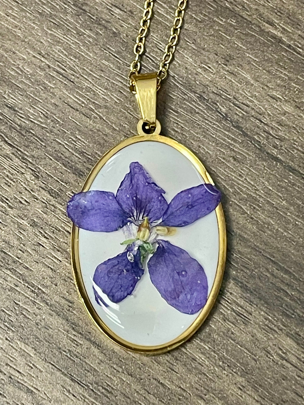 Pendentif médaillon fleur de Violette - Aux fleurs de Chloé Pendentif médaillon fleur de Violette Pendentif Pendentif