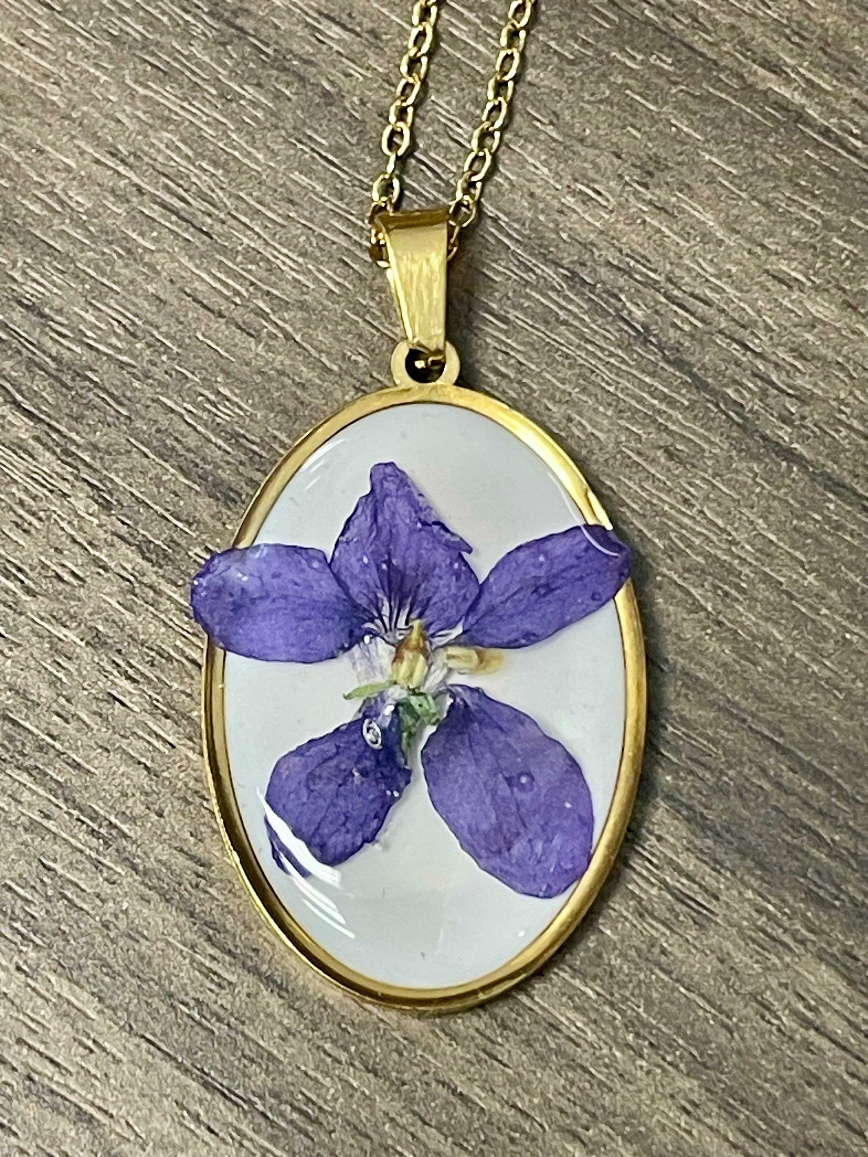 Pendentif médaillon fleur de Violette - Aux fleurs de Chloé Pendentif médaillon fleur de Violette Pendentif Pendentif