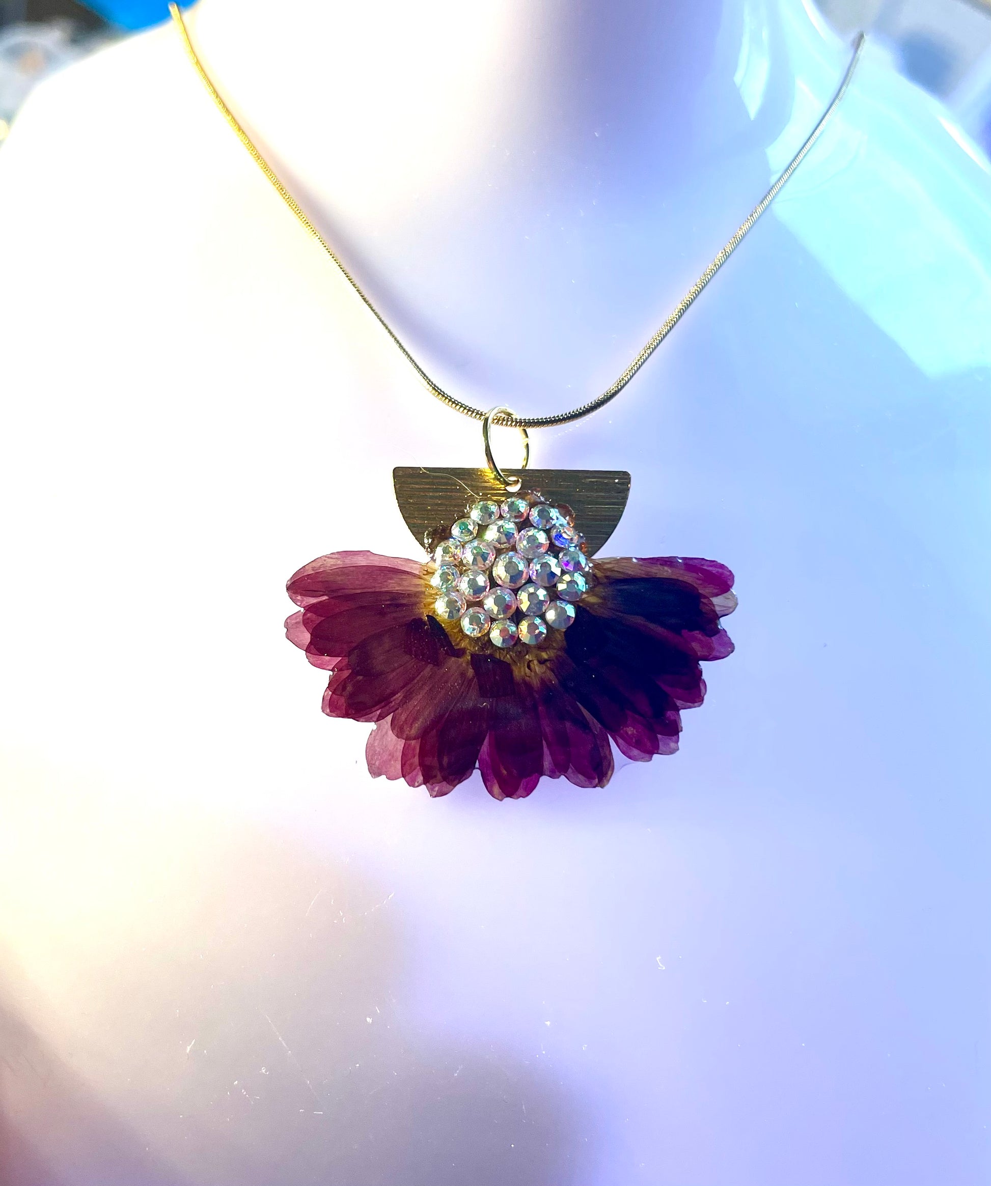 Collier Chrysanthème demie fleur «plumes» - Aux fleurs de Chloé Collier Chrysanthème demie fleur «plumes» Collier Collier
