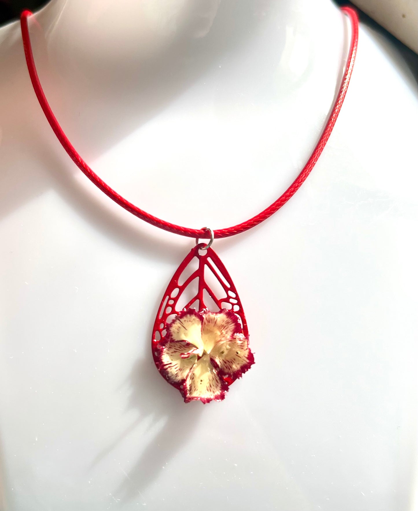 Collier fleur œillet bicolore