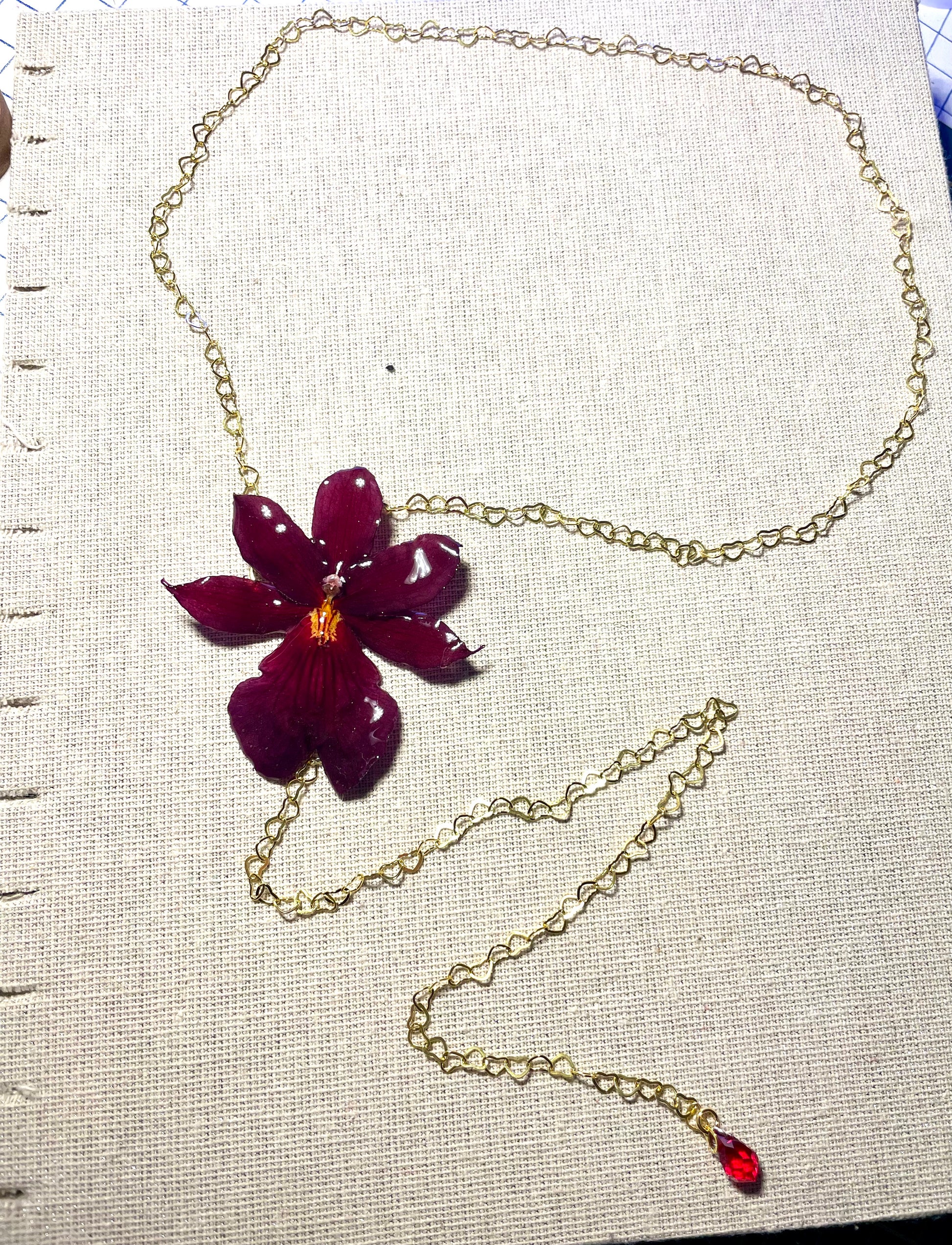 Collier petits cœurs  ajustable Orchidée Cambria - Aux fleurs de Chloé Collier petits cœurs  ajustable Orchidée Cambria Collier Collier