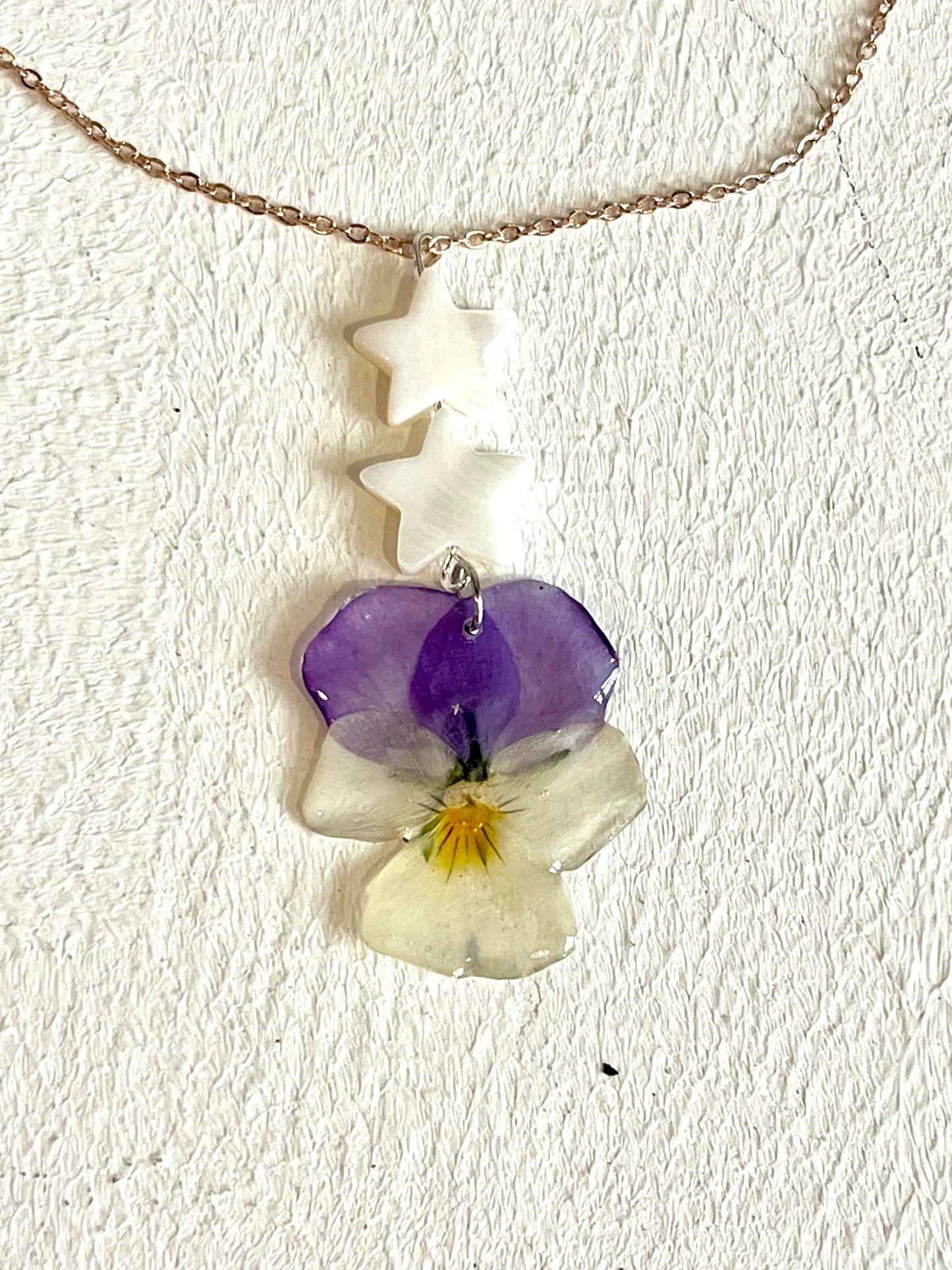 Collier Pensée Naturelle & Nacre – Élégance Florale