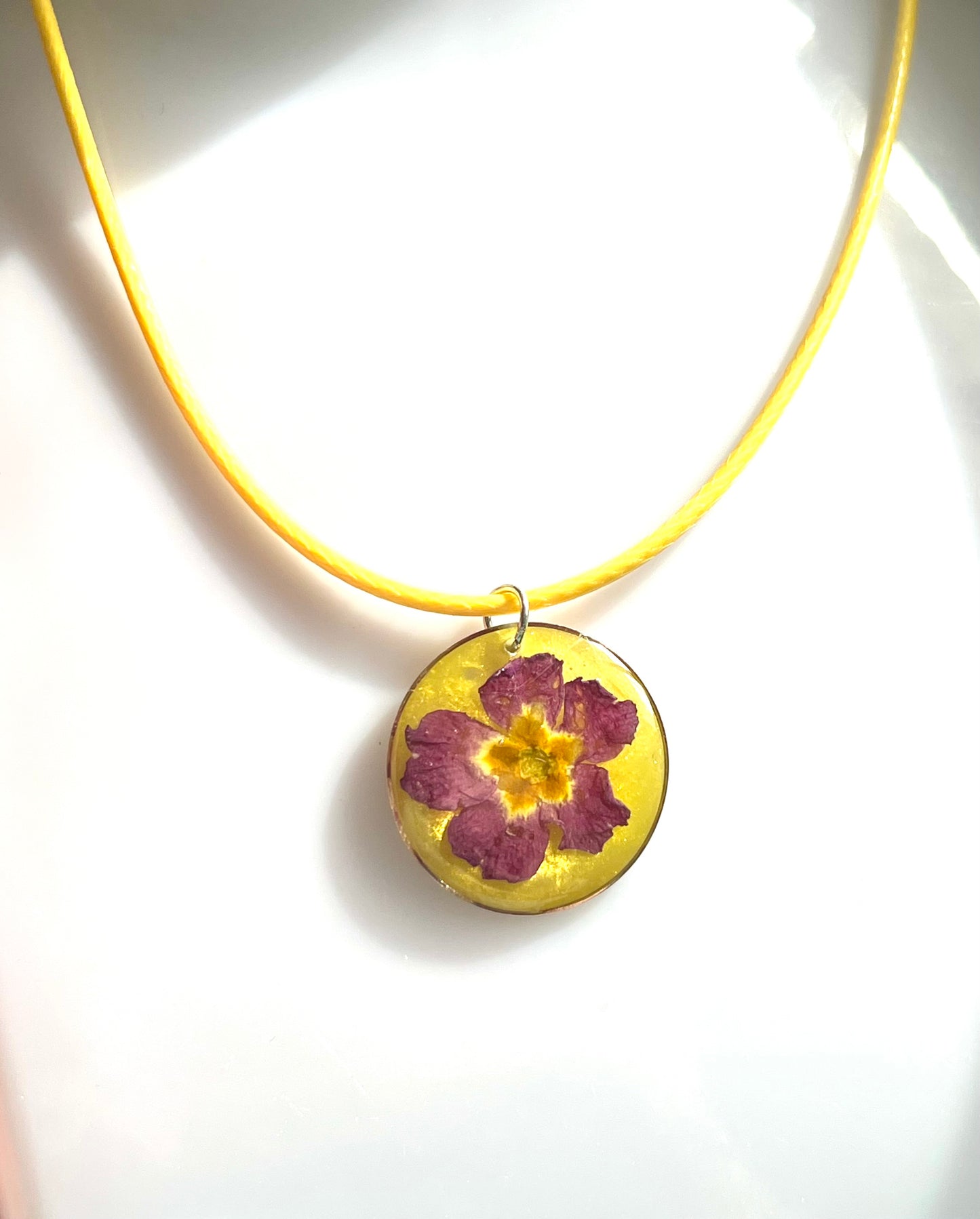 Collier fleur de primevère violette