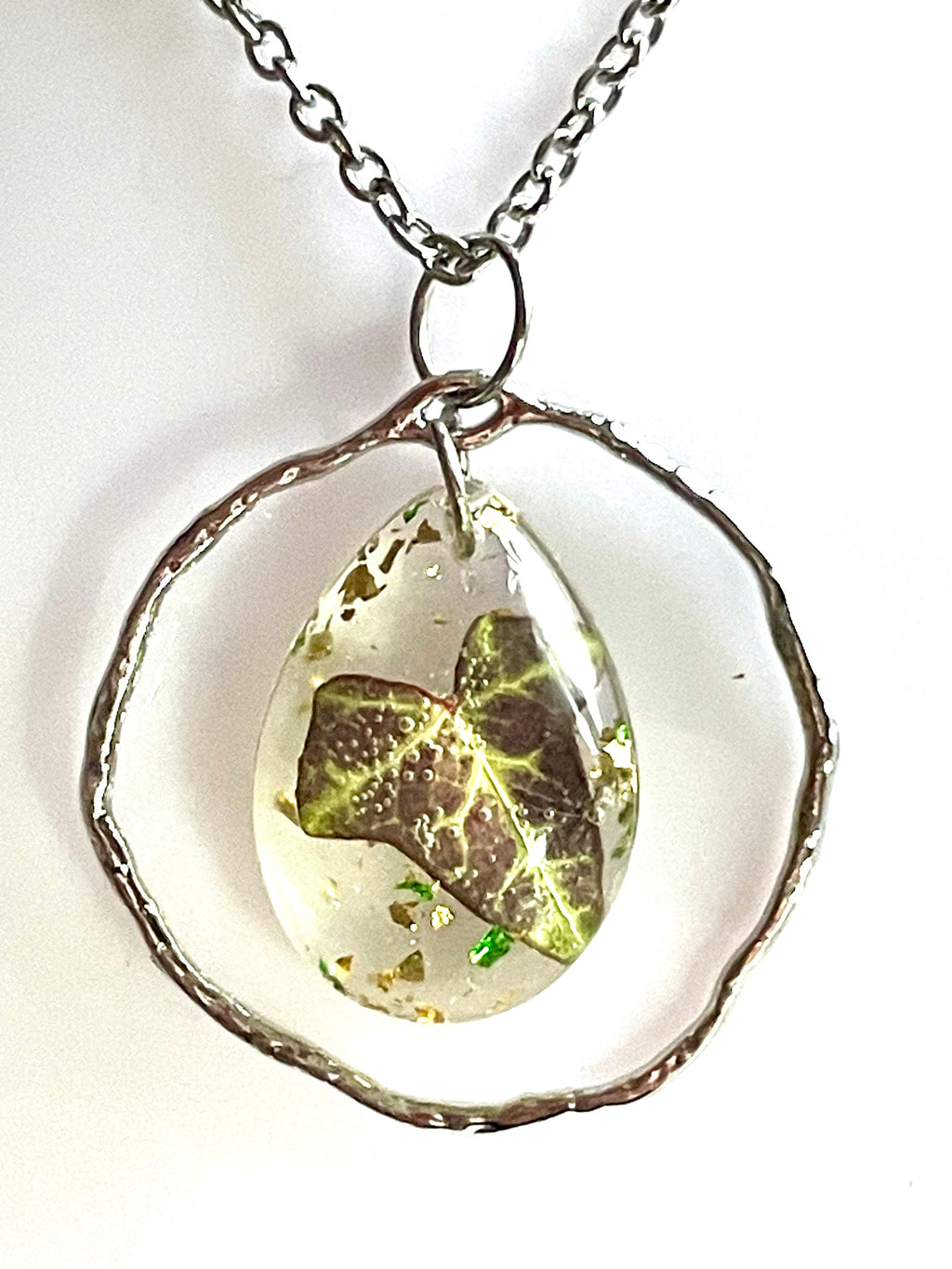 Pendentif argenté  petite larme de mini lierre - Aux fleurs de Chloé Pendentif argenté  petite larme de mini lierre Pendentif Pendentif
