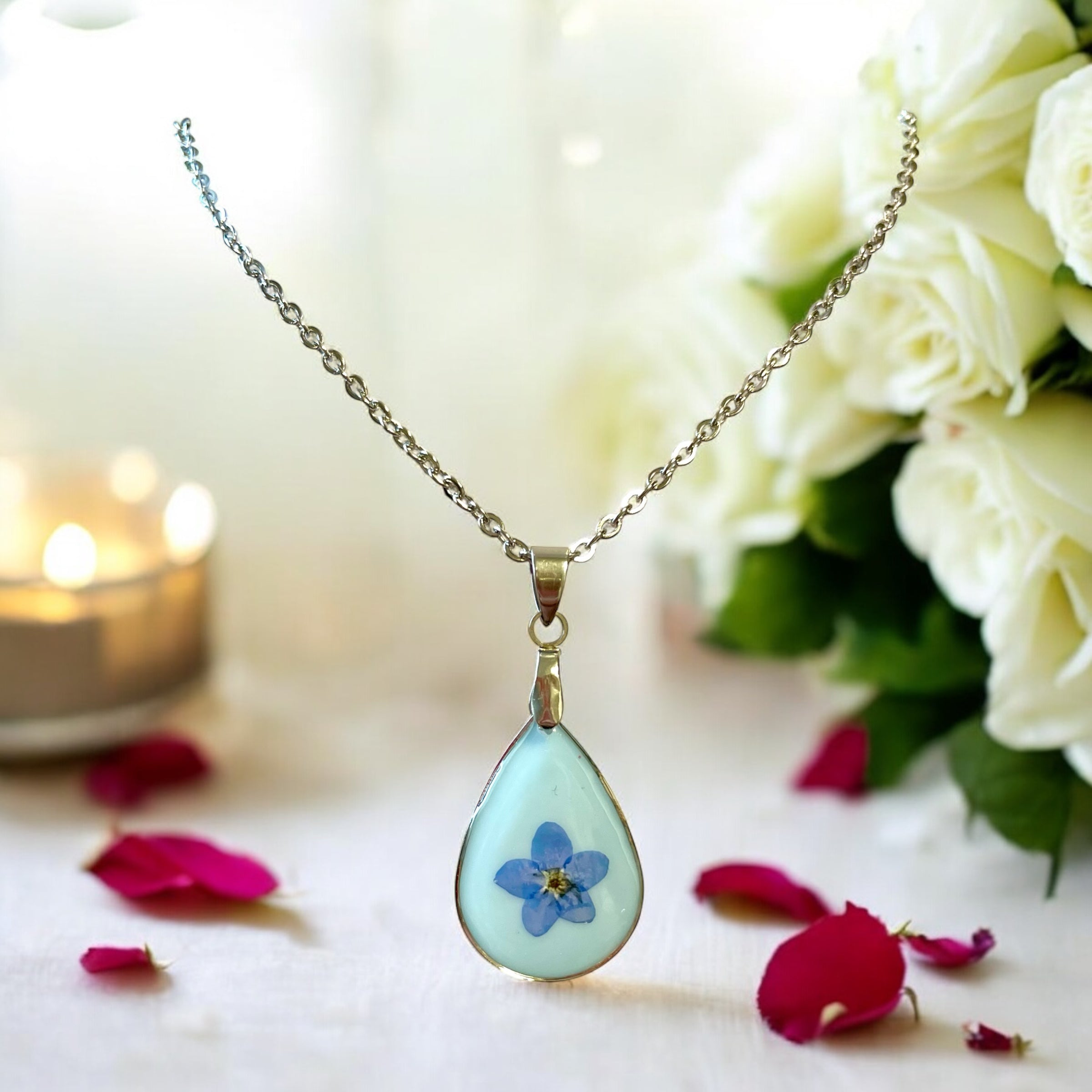 Pendentif larme bleue de myosotis - Aux fleurs de Chloé Pendentif larme bleue de myosotis Pendentif Pendentif