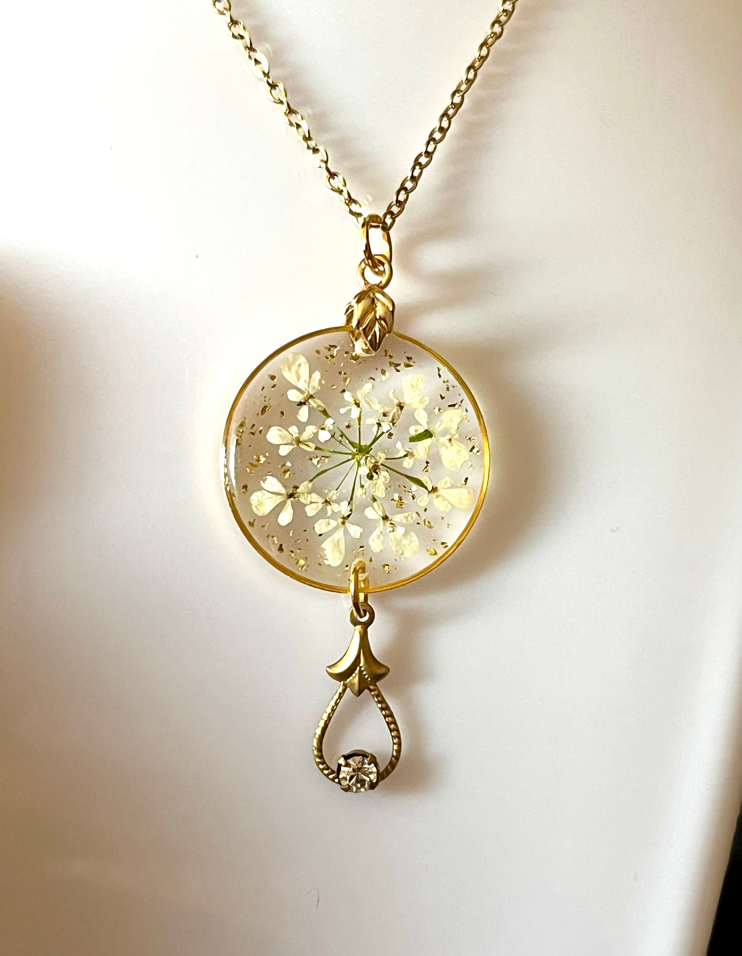 Collier Fleur carotte sauvage Naturelle Blanche en Résine – Bijou Rond Doré Fait Mai