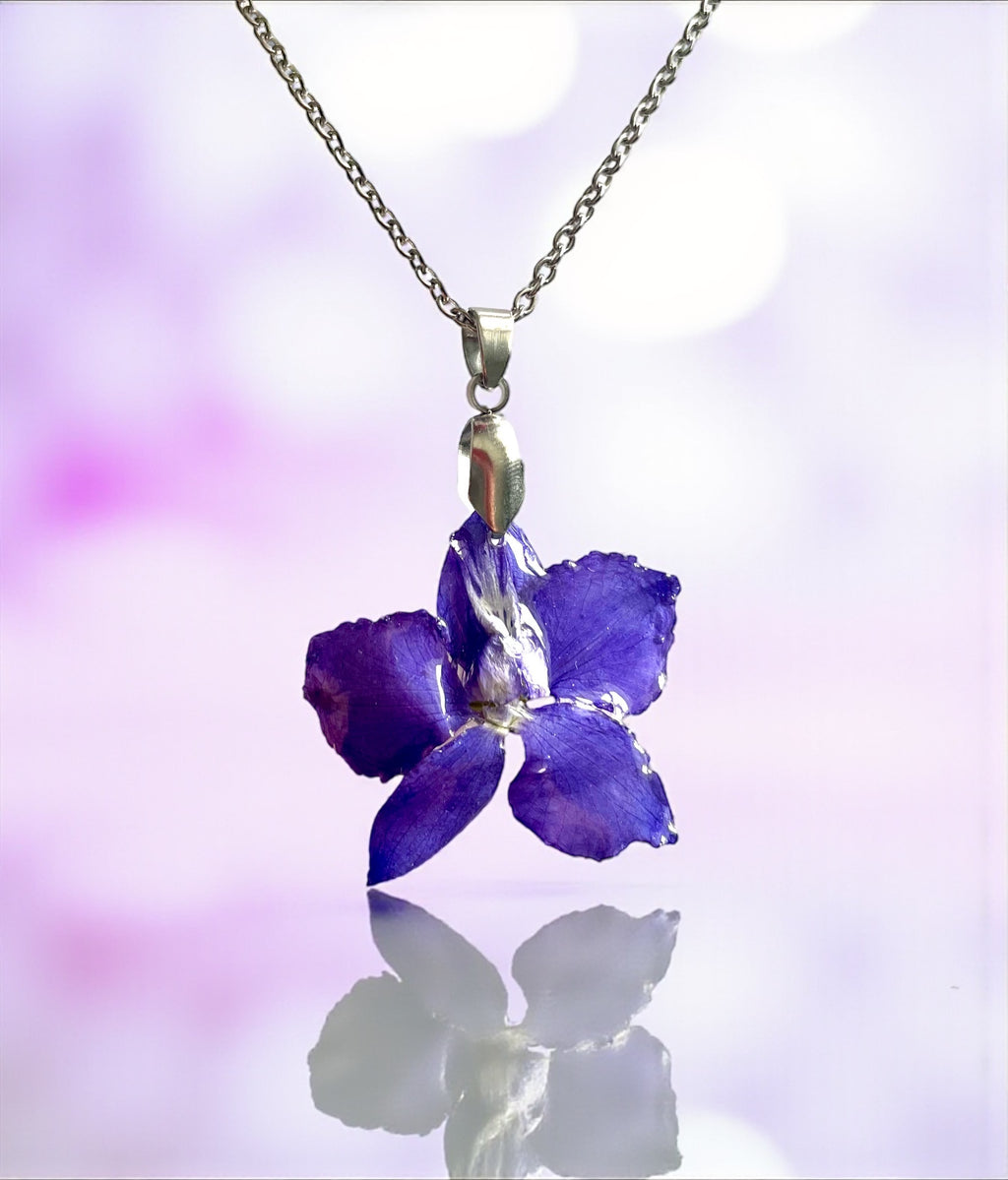 Collier Delphinium – Fleur de naissance de Juillet | Bijou floral artisanal