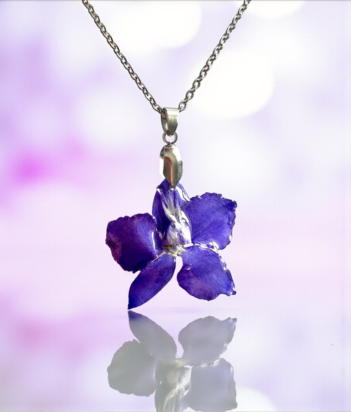 Collier Delphinium – Fleur de naissance de Juillet | Bijou floral artisanal