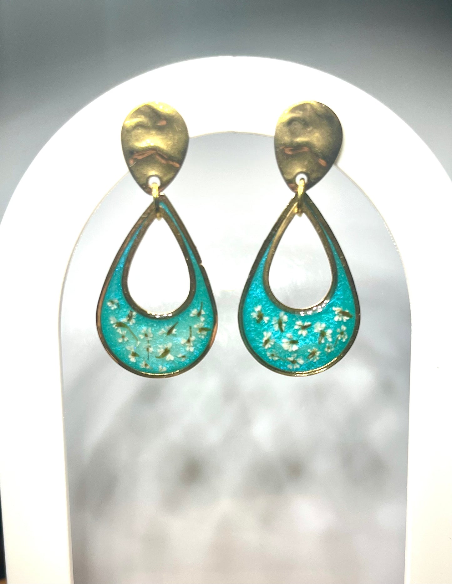 Boucles d’oreilles fleurs carotte sauvage larme bleu nacré