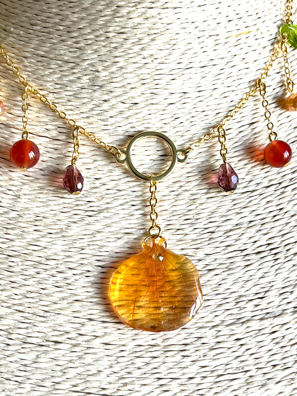 Éclat d’Automne – Collier pétale de Capucine & pierres naturelles