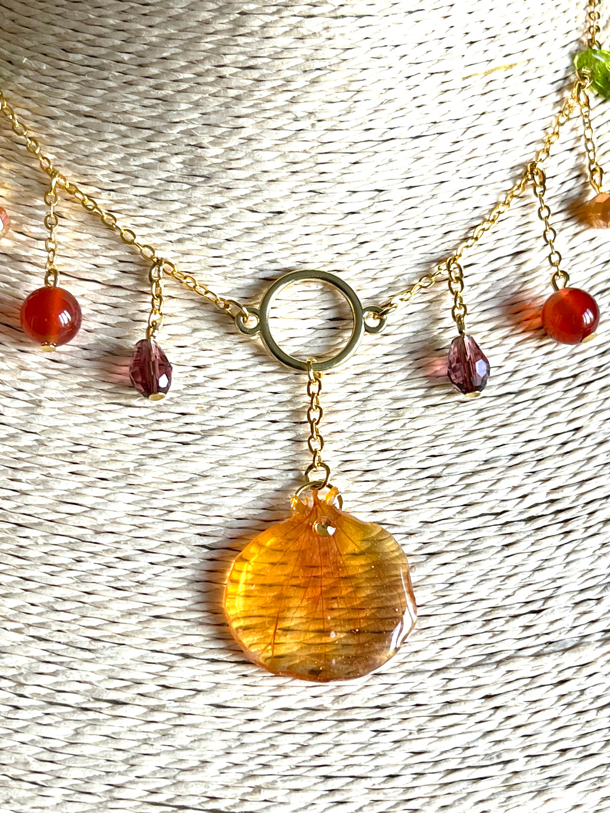 Éclat d’Automne – Collier pétale de Capucine & pierres naturelles