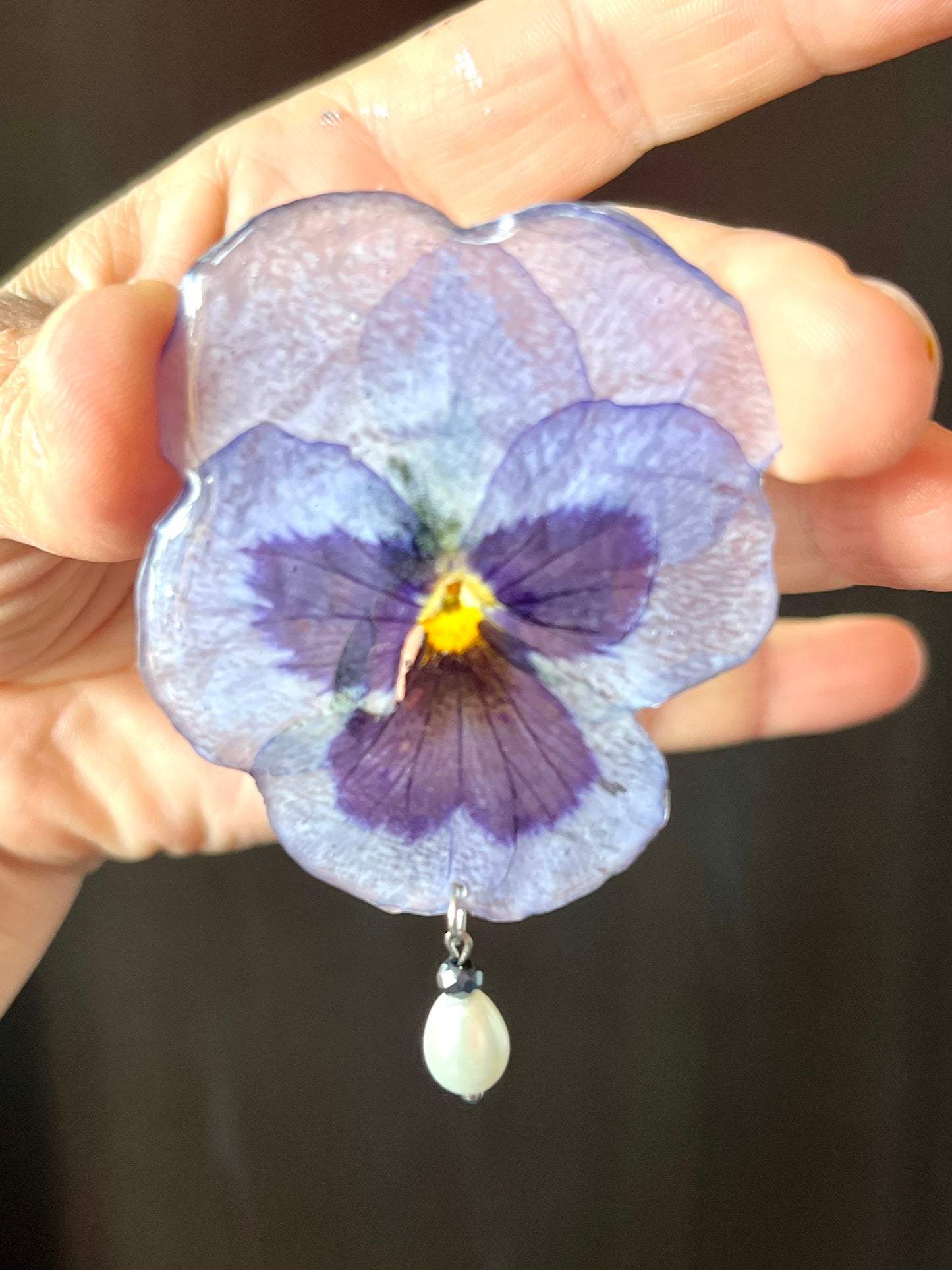 Broche Pensée Éternelle – Fleur naturelle préservée