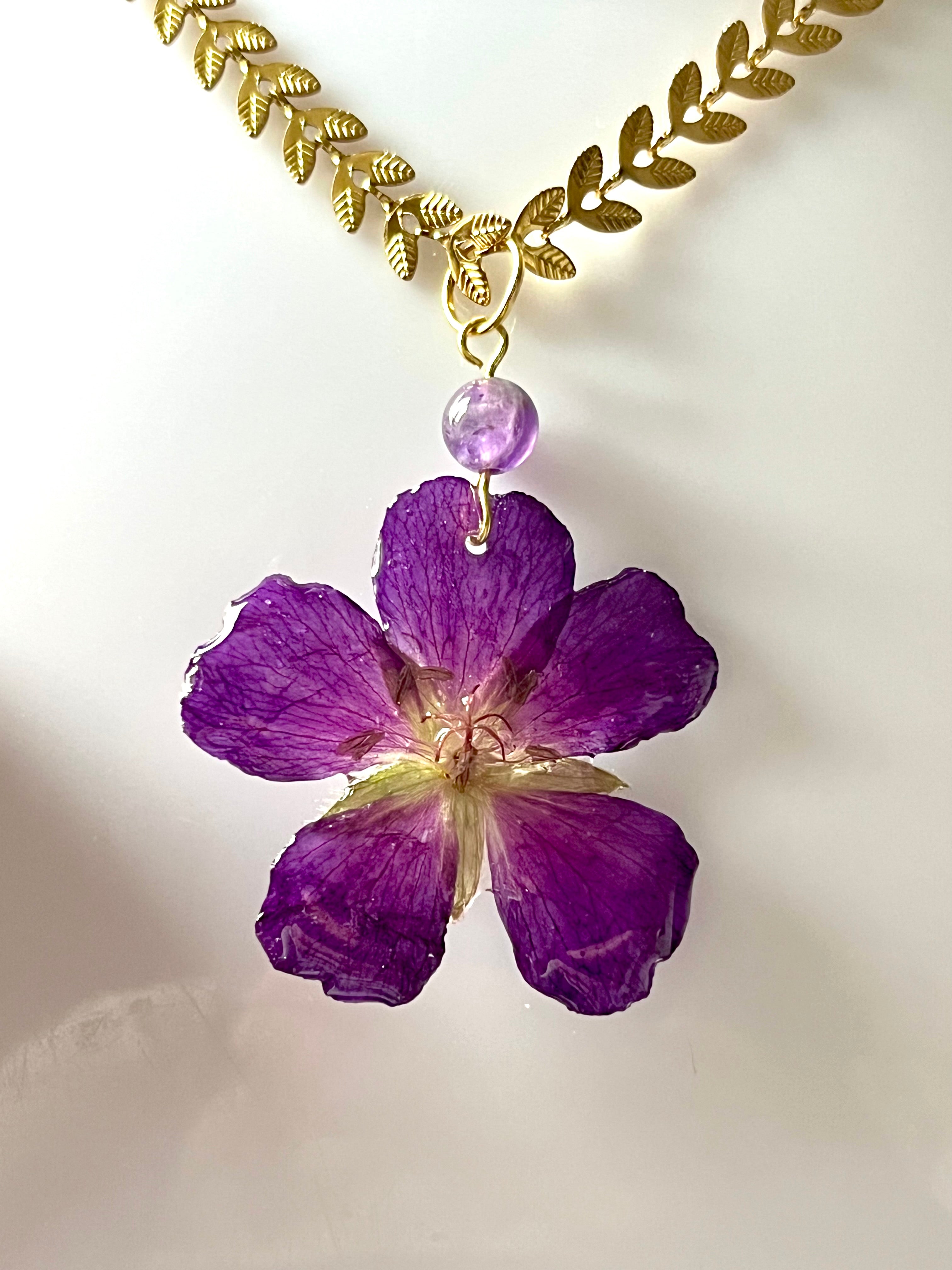 Collier Géranium & Améthyste – Fleur naturelle