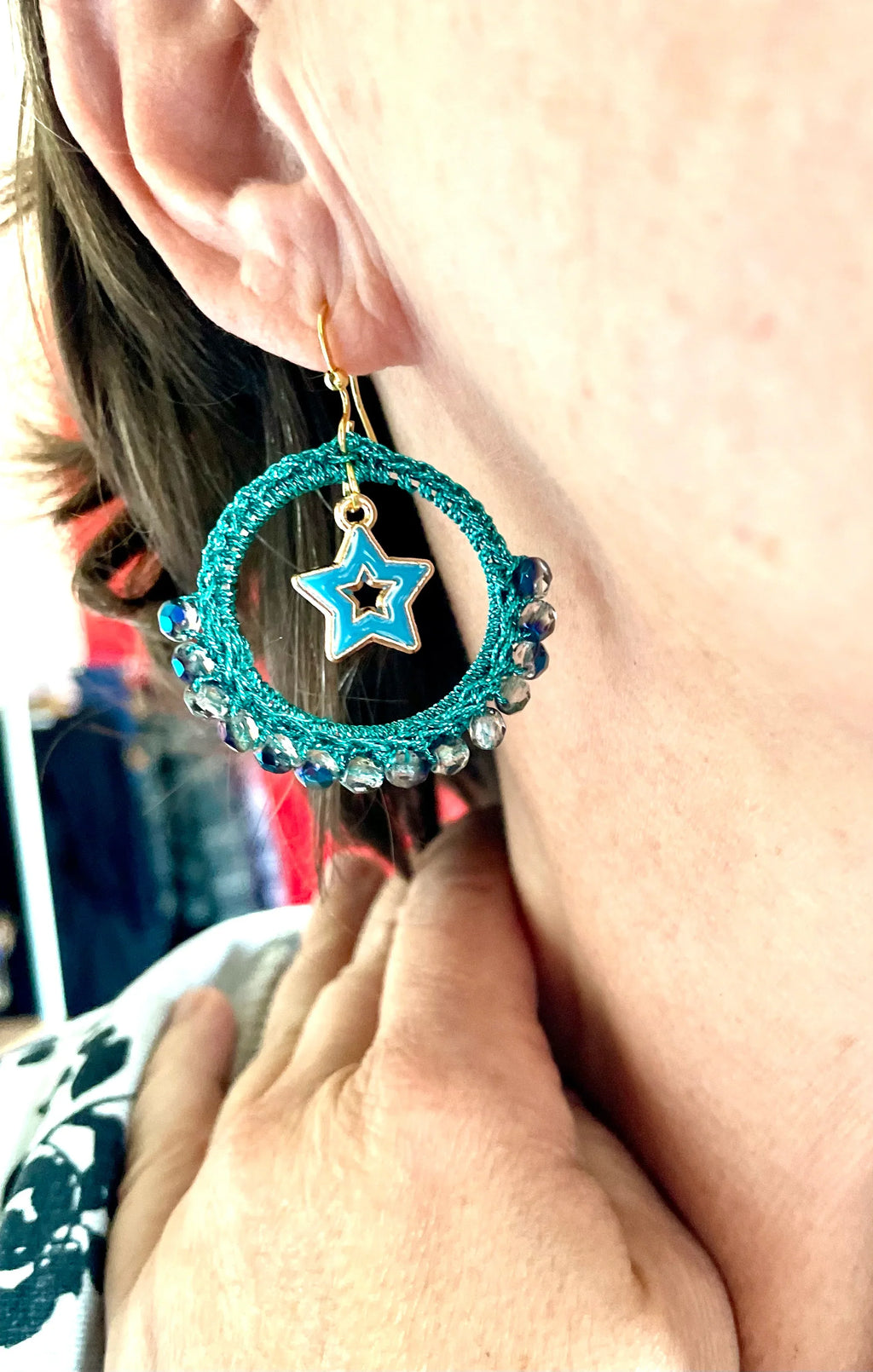 Boucles d’oreilles perles de verre bleu Montana et charm’s bleus - Aux fleurs de Chloé Boucles d’oreilles perles de verre bleu Montana et charm’s bleus Boucles d’oreilles Boucles d’oreilles