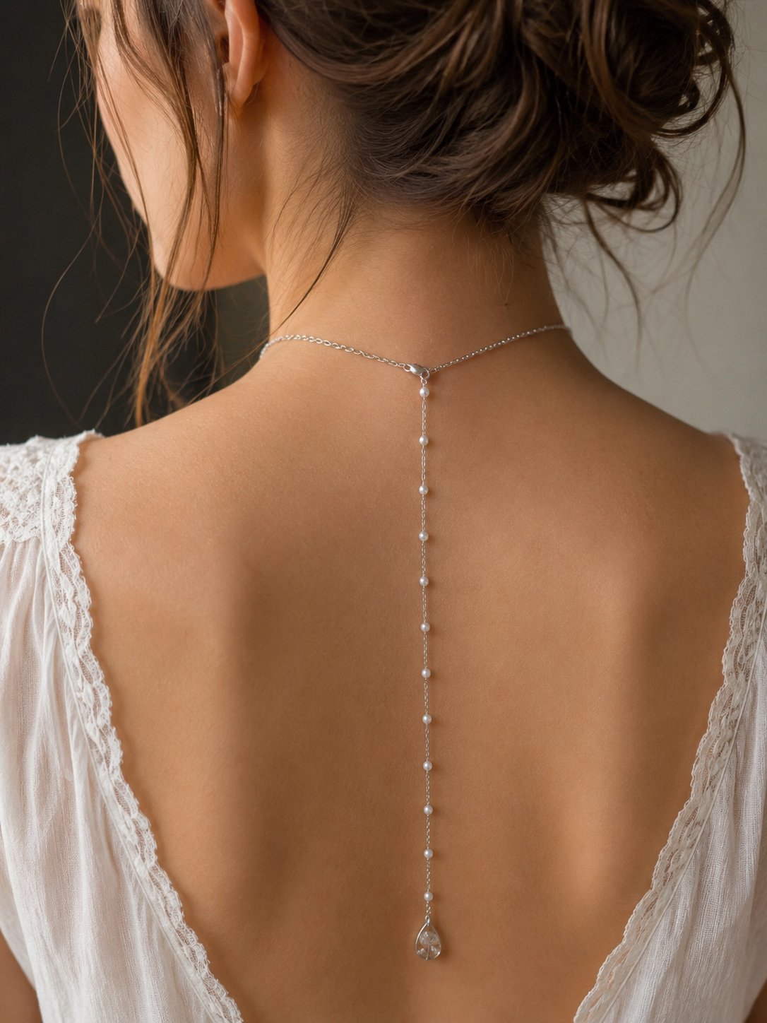 Collier bijou de dos  Gypsophile – Élégance florale et poésie intemporelle