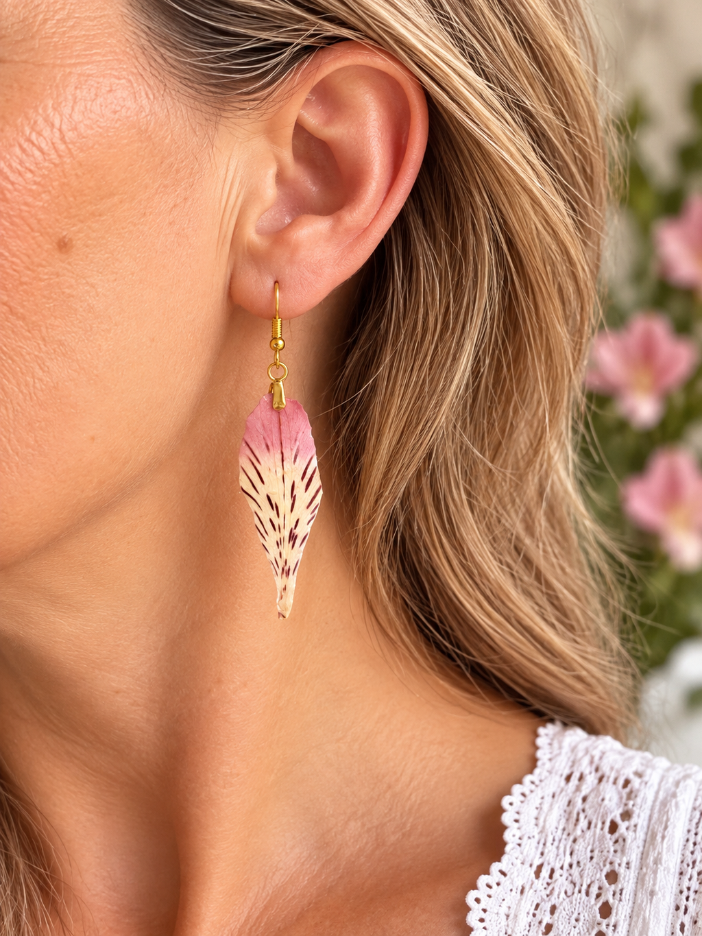 Boucles d’oreilles – Pétales d’Alstroemeria rose & crème