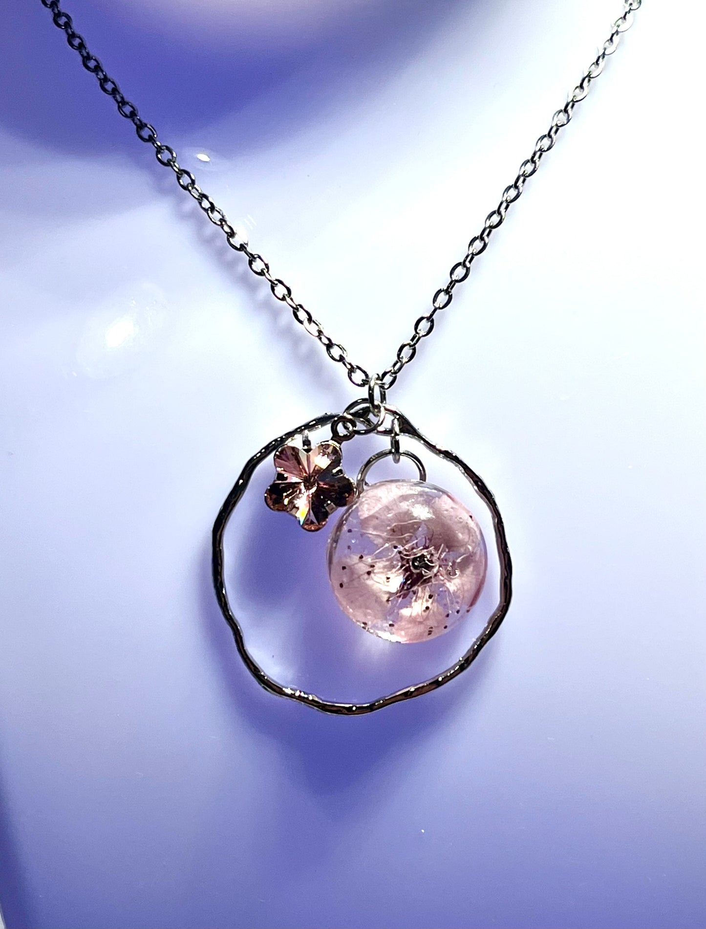 🌸 Collier Fleur de Prunus Naturelle & Cristal Swarovski® – Pendentif Fleur Séchée en Résine