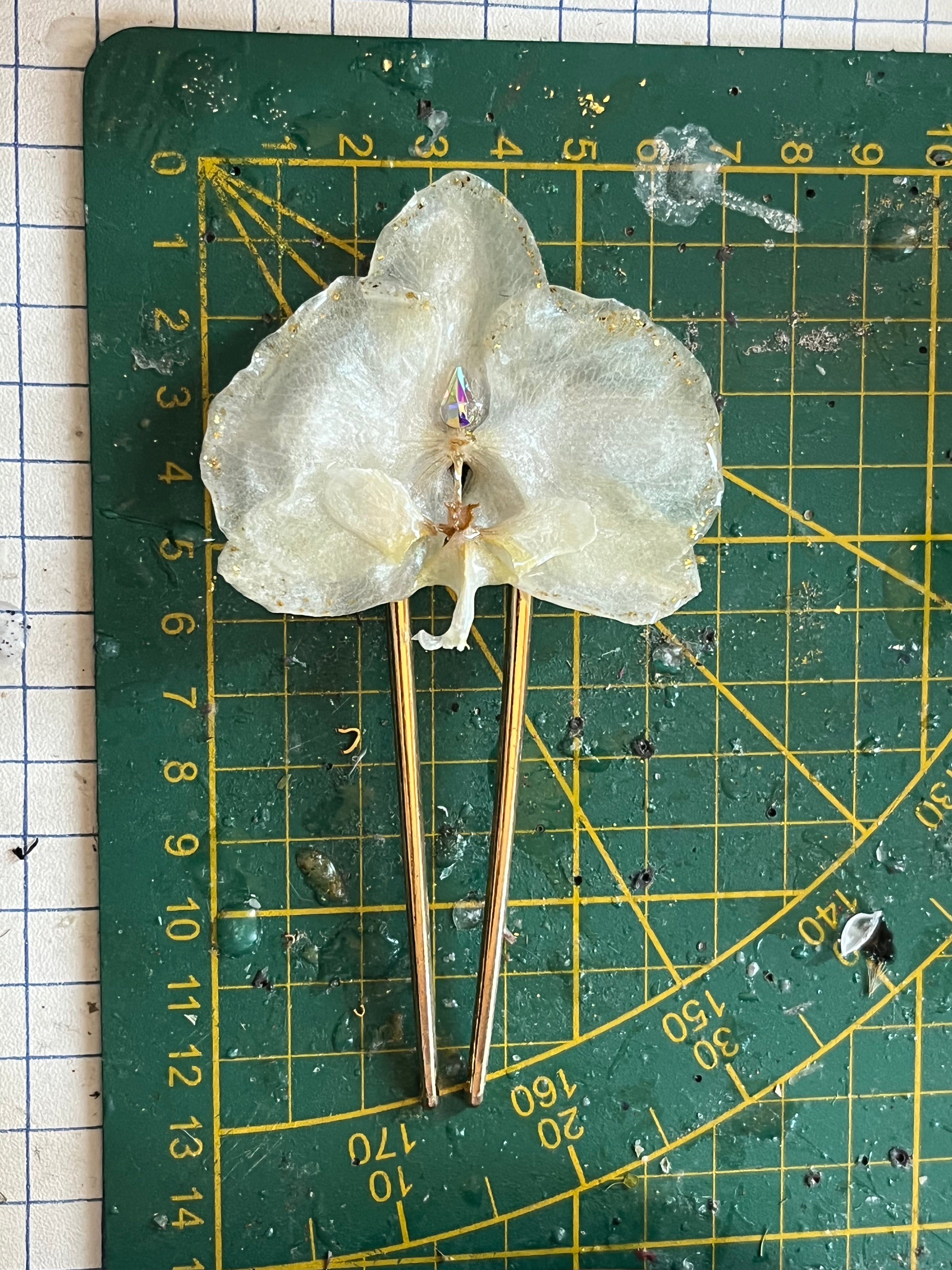 Épingle à cheveux Orchidée blanche naturelle – Résine & éclat doré