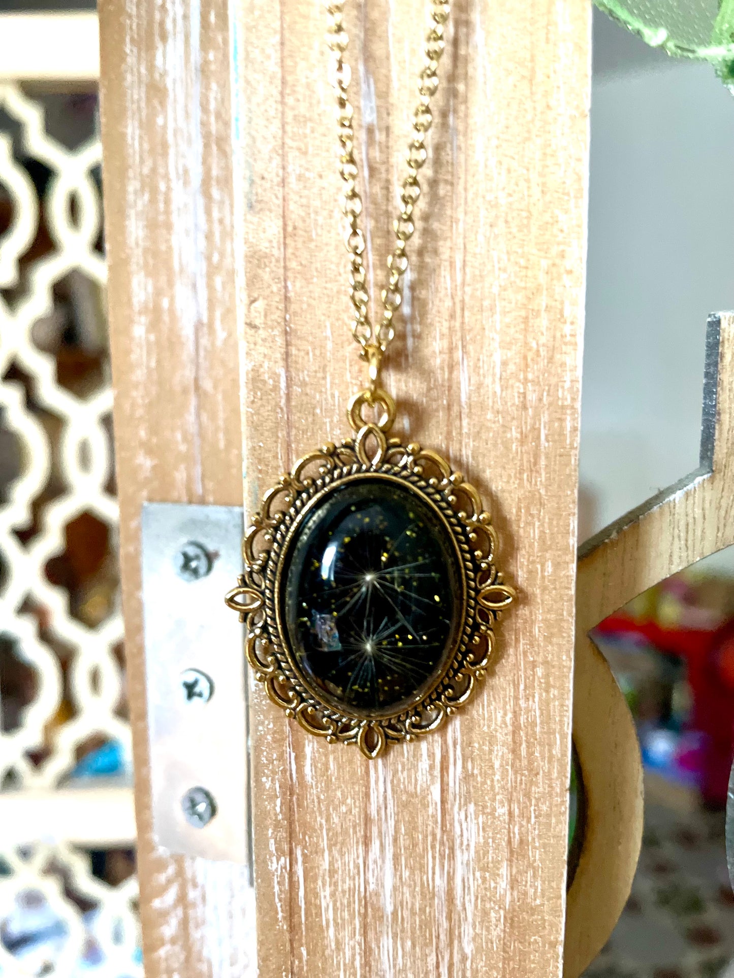 Collier baroque fond noir doré