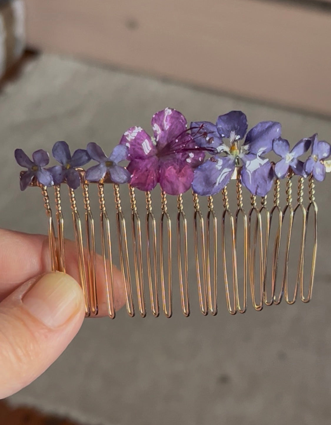 Peigne fleuri en fleurs pressées violettes – Accessoire cheveux artisanal