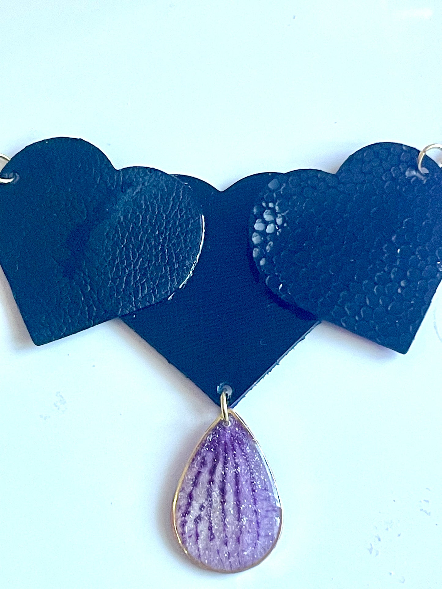 Collier Cœurs de cuir & larme d’orchidée