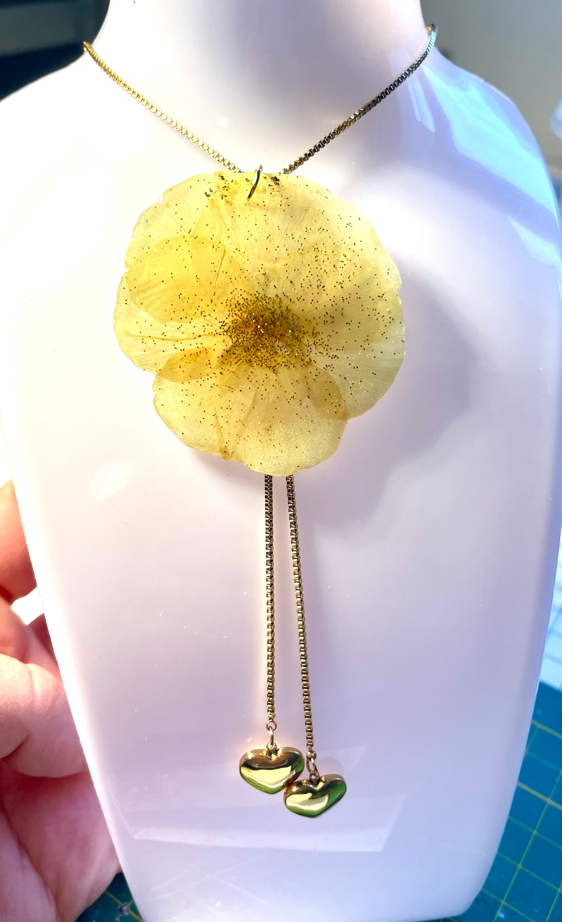 Collier ajustable grande Pensée jaune - Aux fleurs de Chloé Collier ajustable grande Pensée jaune Collier Collier