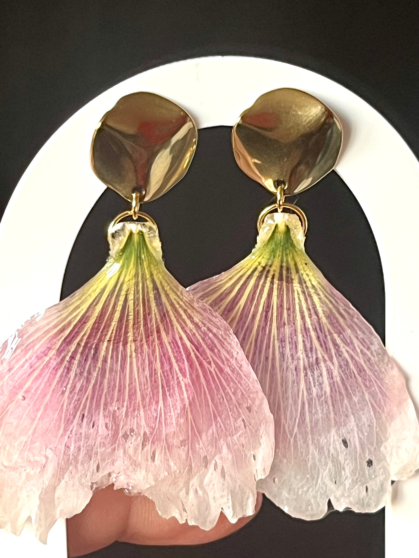 🌸 Boucles d’oreilles en véritables pétales – Modèle Rose trémière