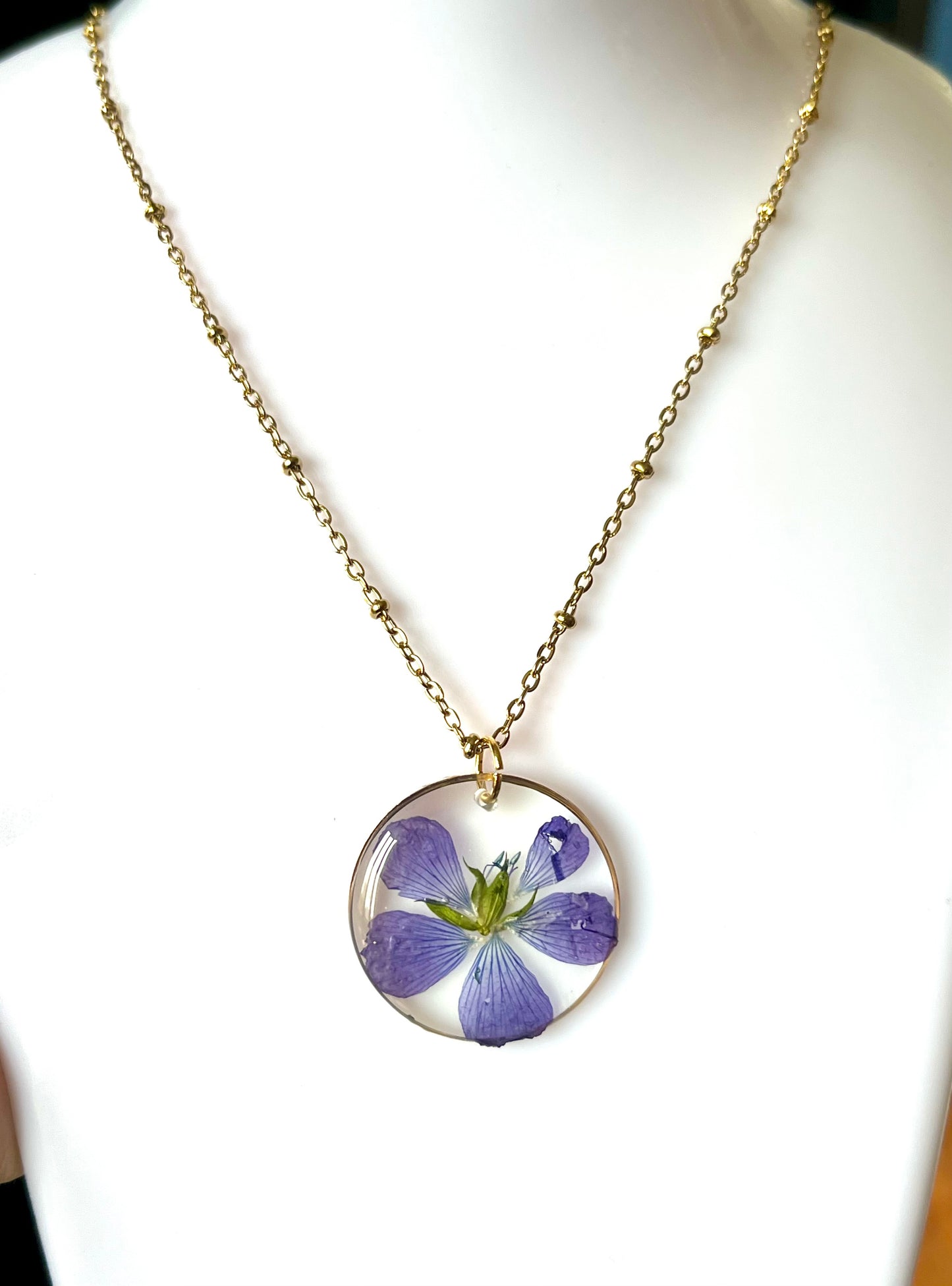 🌸 Collier Fleur de Lin Naturelle – Pendentif en résine